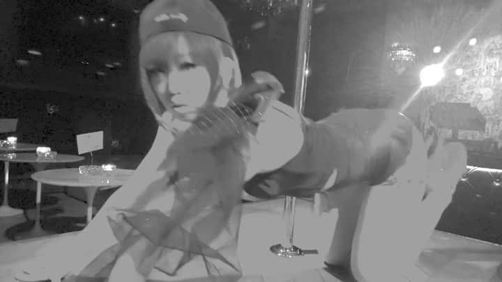 RINGOのインスタグラム：「🖤🖤🖤 去年の12月に新潟 @amnesia_jp さんで踊らせてもらった時の💎✨ はやくまた踊りたい。 この映画みたいな世界を映像の中だけでなく実体験できる場所で体現し続けたい。 • • はやくまた踊りたいし そんな仕事絶対この先なくなるよ、どーすんのとか言われても りんごはずっと踊り子でいたいし考えてくだけ。 そもそもいままでも 絶対そんな仕事できるわけないとか、絶対東京行ってうまくいくわけないとか、絶対食ってけるわけないとか、言われてきたし、 それでもなんとかみなさまのおかげで踊り子なれたしやれてきたし。 外野うるせー、そんな興味本位の口だけ心配言ってくんなら生活費くれって感じ。 そんなやつにはAmazonのほしいものリストのURL送ったるねええ！！！ いままでと同じ考え方、形、やり方じゃいけないとは思ってるけど、 絶対、りんごはやる！！ 頑固一徹w • 急に世界が止まって 自粛、自粛だったり 人に会えなかったりで 本質見失うくらい落ち込んじゃう時もあると思う。というかある。 でもとにかく。 日本が、世界が、というより、いま隣にいる人ひとりひとりを大切にしていこうと思う。 そしたら大切な人の大切な人、、、ってつながってって結果、日本、世界、にならないのかなー。 政府がーーとかよりリアルな気がするんだけど頭お花畑かな😅🌸 • • とにかくーーー みんな元気でまた笑ってあそぼう🤗🤗🤗💖💖💖💖 • • • #踊り子  #ダンサー #料理は苦手」
