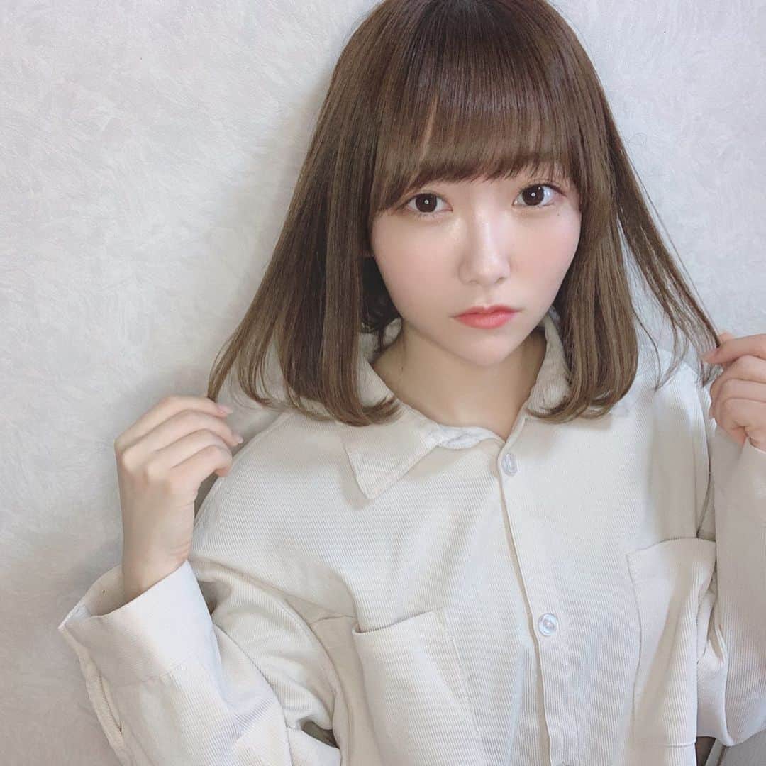夏川愛実のインスタグラム：「﻿ ﻿ #おうち時間﻿ ﻿ 前回髪の毛染めてもらった時に﻿ 暗くしてもらったんだけど﻿ 色落ちしてもいい色すぎて最高🥺👏﻿ ﻿ みんなに直接会えないのが悲しいね😢﻿ ﻿ ﻿ #内巻き#髪の毛#ヘアアレンジ#ボブ#ミディアム﻿ #ゆる巻き#おうちコーデ#niceclaup  #いつのまにか#髪の毛伸びてる﻿ ﻿」