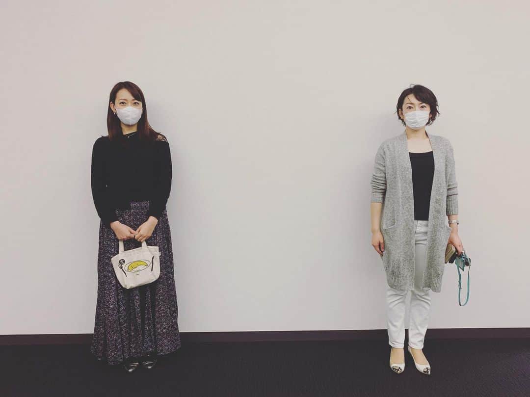 須黒清華のインスタグラム：「狩野と私のソーシャルディスタンシング。 (2.3週間前に撮った写真です) . 今週からWBSでは、出演者も完全に2班体制を取ることになりました。 大江さん、滝田さん、相内さんにはしばらく会えず寂しいですが、心はひとつ🍀 みんなでこれを乗り越えましょう‼︎ . 大江さんは月曜、水曜、金曜。 私は火曜、木曜を担当します。 #ソーシャルディスタンス #ソーシャルディスタンシング #socialdistancing #社会的距離 #wbs #ワールドビジネスサテライト」