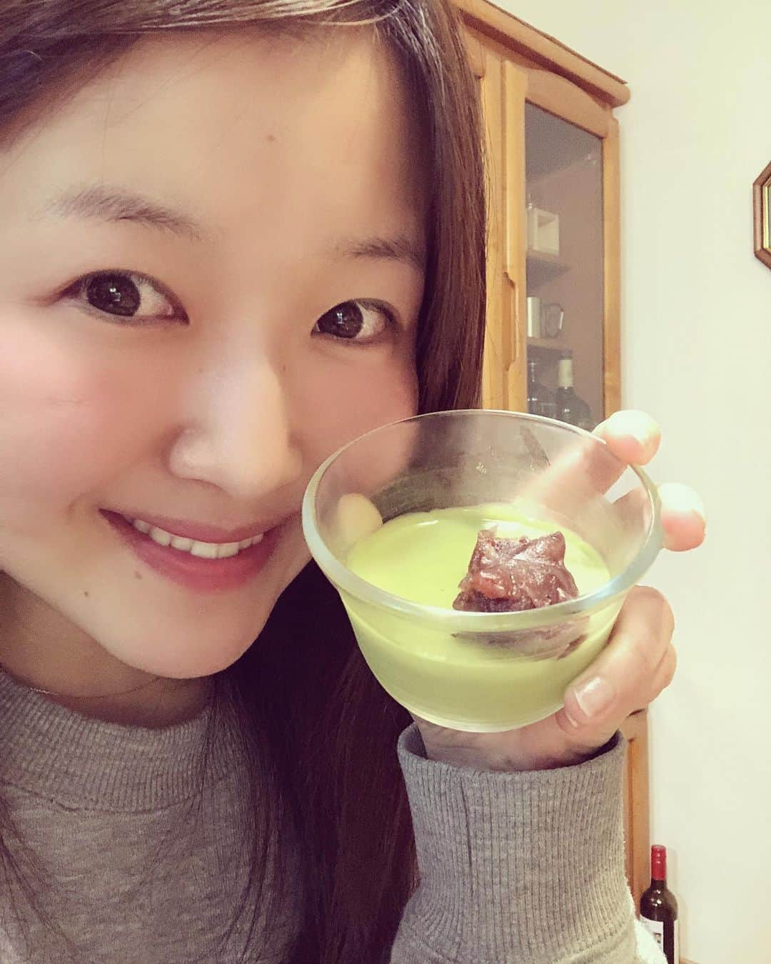 加藤響子さんのインスタグラム写真 - (加藤響子Instagram)「抹茶プリンを作ってみました💚 あまり手間をかけずに作ったわりには、とてもプルプルに仕上がり、感動です！ 常に自画自賛🥰  わたしの場合、大雑把なのか、お菓子は分量を間違えて失敗する事が多いので、殆ど作ることはありませんでした。笑 今回はレシピに忠実に作ったおかげで成功🤩 最近は毎日お家にいるので、普段はあまりしないような事にも挑戦出来る良い機会だなと感じています。 ただ、お菓子はせっかく作ったら自分の分だけではなく、やはり誰かに食べて欲しいなぁとも思いますね笑 ごちそうさまでした☺️ #おうち時間 #抹茶大好き #マイブーム #抹茶レシピ」4月14日 20時31分 - katokyooooooooo