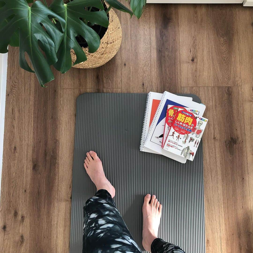 岩崎志保のインスタグラム：「Training w/ @masaya__yamagishi on IG Live🏋🏻‍♀️ @bondsgym オーナーでパーソナルトレーナーの将也くんとトレーニングコラボ配信します！ . 🗓4/19(sun) 16:00〜16:30  このあとアップする告知ストーリーズにてリクエストコーナー設けます。要望が多かったもの上位から6個くらいかな？2人でメニューを組んで紹介します。たくさんの応募待ってます〜&日曜日ぜひ見てね😉  #身体が喜ぶカラダ作り」