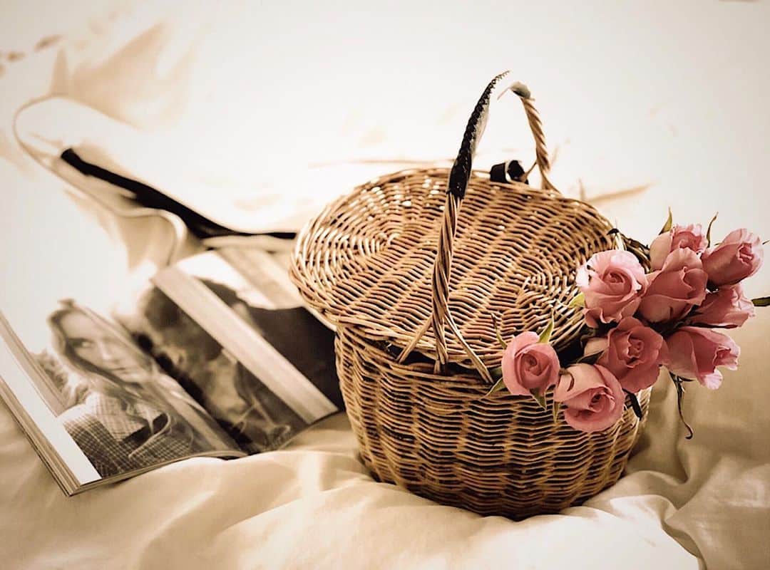 霧島れいかのインスタグラム：「以前よりも 部屋に花がある生活を求めてる こんなに感謝したことなかったかも🥀✨ 本当に癒される ありがとう  #lovely #flowers #roses  #thanks #atmyplace  #staysafe #stayathome」