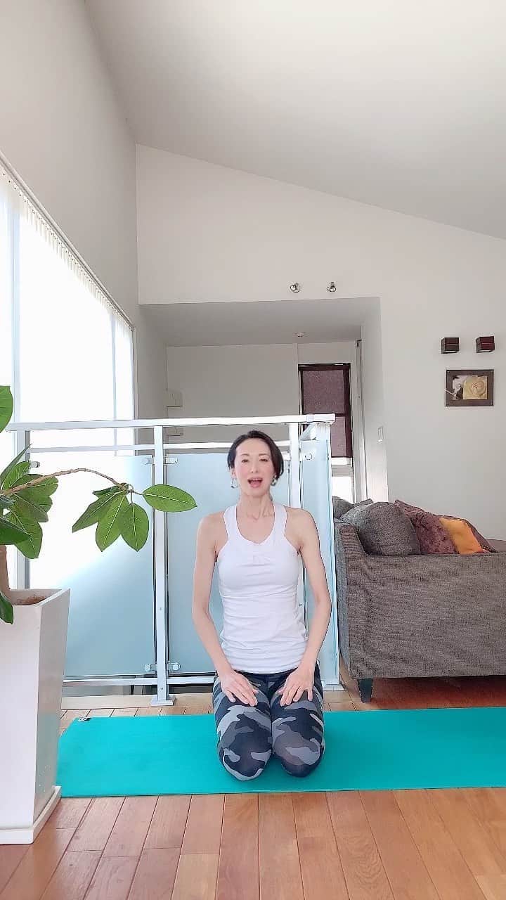 のインスタグラム：「先ほどの投稿の続きです♪ 合わせて行ってみてくださいね^ ^  YouTubeでも紹介してます！ ・ ・ ・ #肩こり#背中こり#運動#こり改善#駒田奈美#お家時間#オスカープロモーション」