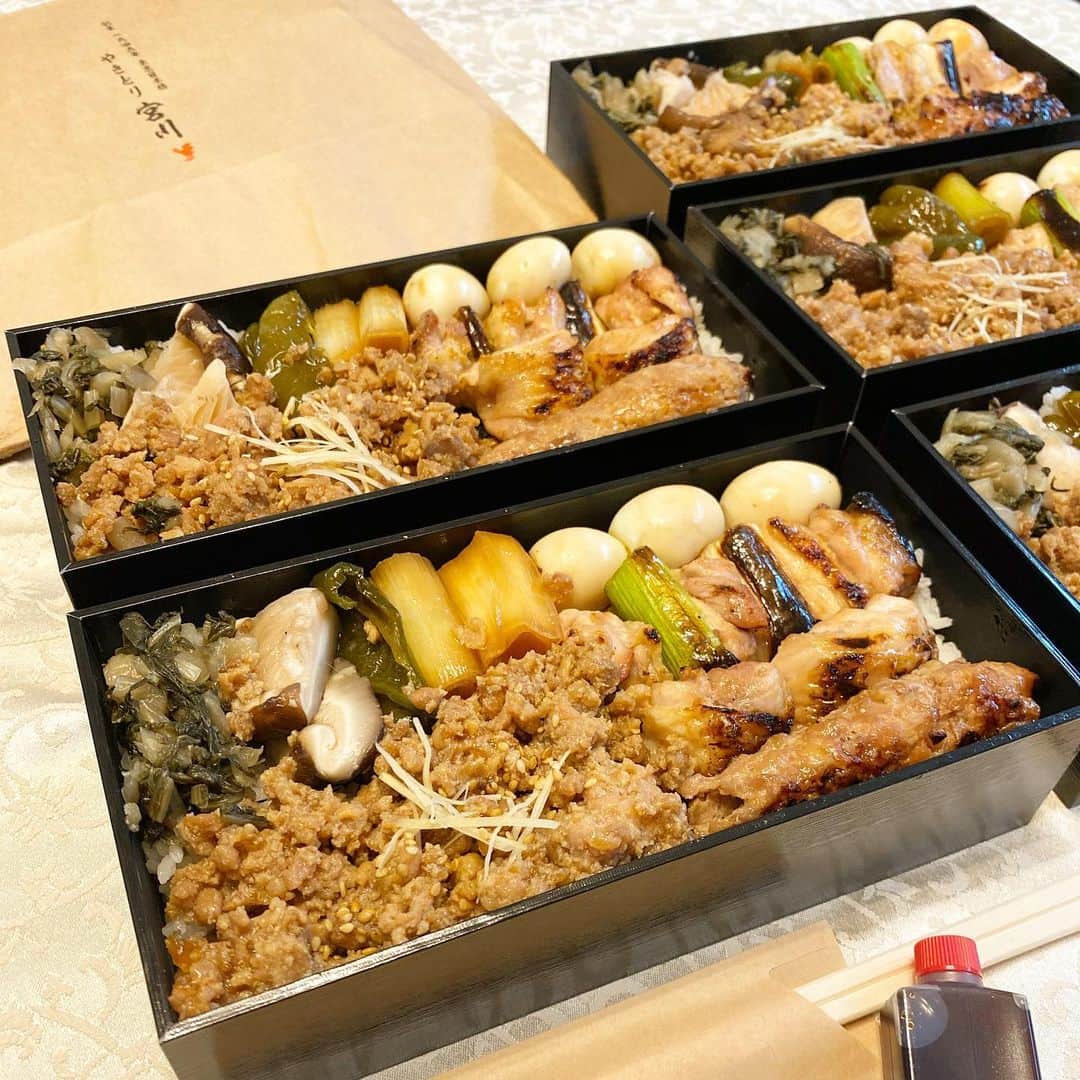 恵美さんのインスタグラム写真 - (恵美Instagram)「何度か訪れているお気に入りの やきとり宮川 四ツ谷🐓💕 @yakitori_miyagawa_yotsuya . お持ち帰りとデリバリーUber eats 対応可能になったとのことなので 早速我が家にも届けていただきました😍✨ . 今回お願いしたのは焼き鳥弁当(¥2200) . 他にも タレ焼き弁当 ¥2200 鶏天弁当 ¥1800 チキン南蛮弁当 ¥1800 鶏そぼろ弁当 ¥1800 塩親子丼弁当 ¥1080 鶏カツ丼弁当 ¥1080 など販売中❣️ . 我が家は家族が多いので並べるととっても豪華🍱💕 ダイニングに炭火のいい香りが漂います🐓 . もも、ねぎまはお肉が柔らかく、そぼろやうずらの卵は味がしっかりついているので、下のご飯に合います❤️ 美味しすぎて家族みんな感動しながら完食😋 . 自粛で気持ちも沈みがちですが 料理人さんの心と美味しいお料理のおかげでとても幸せな気持ちになりました🥰 . 皆さんも是非 宮川の絶品焼き鳥をおうちでもお楽しみくださいね🍱💕 . #焼鳥 #焼き鳥 #焼鳥女子  #焼き鳥女子 #焼き鳥弁当 #焼鳥弁当 #やきとり宮川 #四ツ谷グルメ #四ツ谷ランチ #四ツ谷テイクアウト #人気店 #テイクアウト #テイクアウトグルメ #テイクアウト弁当 #テイクアウトランチ #持ち帰り弁当 #持ち帰りグルメ #ウーバーイーツ #家での過ごし方 #ubereats #model #モデル #japanesemodel #恵美 @tokyo_joshibu #東京女子部 #tokyo_joshibu #春のおうち時間 #わたしのおこもりアイデア @ozmallok #stayhome #ビジョビ_ミスいちご2021」4月14日 20時34分 - emi_florence819