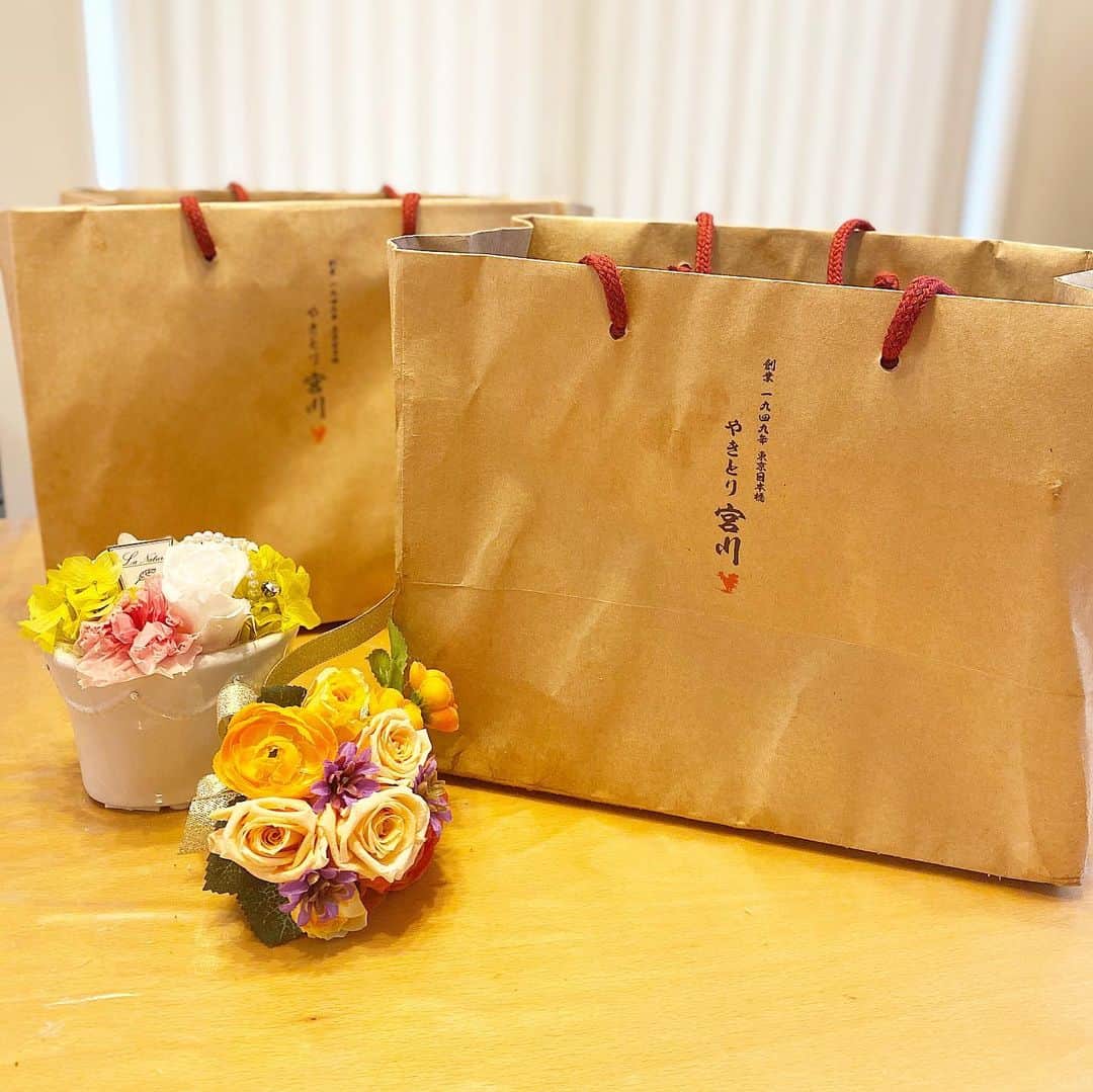 恵美さんのインスタグラム写真 - (恵美Instagram)「何度か訪れているお気に入りの やきとり宮川 四ツ谷🐓💕 @yakitori_miyagawa_yotsuya . お持ち帰りとデリバリーUber eats 対応可能になったとのことなので 早速我が家にも届けていただきました😍✨ . 今回お願いしたのは焼き鳥弁当(¥2200) . 他にも タレ焼き弁当 ¥2200 鶏天弁当 ¥1800 チキン南蛮弁当 ¥1800 鶏そぼろ弁当 ¥1800 塩親子丼弁当 ¥1080 鶏カツ丼弁当 ¥1080 など販売中❣️ . 我が家は家族が多いので並べるととっても豪華🍱💕 ダイニングに炭火のいい香りが漂います🐓 . もも、ねぎまはお肉が柔らかく、そぼろやうずらの卵は味がしっかりついているので、下のご飯に合います❤️ 美味しすぎて家族みんな感動しながら完食😋 . 自粛で気持ちも沈みがちですが 料理人さんの心と美味しいお料理のおかげでとても幸せな気持ちになりました🥰 . 皆さんも是非 宮川の絶品焼き鳥をおうちでもお楽しみくださいね🍱💕 . #焼鳥 #焼き鳥 #焼鳥女子  #焼き鳥女子 #焼き鳥弁当 #焼鳥弁当 #やきとり宮川 #四ツ谷グルメ #四ツ谷ランチ #四ツ谷テイクアウト #人気店 #テイクアウト #テイクアウトグルメ #テイクアウト弁当 #テイクアウトランチ #持ち帰り弁当 #持ち帰りグルメ #ウーバーイーツ #家での過ごし方 #ubereats #model #モデル #japanesemodel #恵美 @tokyo_joshibu #東京女子部 #tokyo_joshibu #春のおうち時間 #わたしのおこもりアイデア @ozmallok #stayhome #ビジョビ_ミスいちご2021」4月14日 20時34分 - emi_florence819