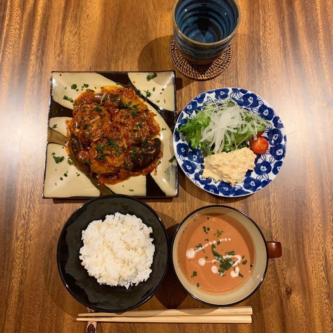 PINKYのインスタグラム：「#Pskitchen 🍽❤️ .  最近のと、娘が生まれる前(swipe4枚目) .  少し前にInstagramのストーリーズで dmなどでいただく質問に少しずつお返事投稿をしますねと書いたのですが、毎日とっても多くのメッセージを いただくので、全部読みきれず、しかもどんどん消えていってしまうので なかなかお返事の投稿が出来なくて ごめんなさい😭🙏 .  でも、心のこもったメッセージを 送ってくださる皆様、 本当にありがとうございます🙏❤️✨💌 .  美容、ダイエット、料理、 夫婦や家族の愛について、 ポジティブになる方法や、 幸運の引き寄せについて、 などなど… 本当にゆっくりになるかと思いますが、 お返事の投稿をしていきます！🤗💌❤️ .  今日はいつもご質問をいただく #Pskitchen についてブログで書きました📝❤️ .  娘が生まれる前は副菜もいっぱい作っていましたが、娘が生まれてからは 料理にかけられる時間は限られているので😅 日々の献立がもっとシンプルになりました👌🌟🍚 .  今も昔も、 愛しい人達と美味しいご飯を 食べられることに感謝🙏🍚❤️✨ ・・・ ・・・ #love #happy #family #mamalife #お家ご飯 #質問お返事 #stayhome #お家時間」