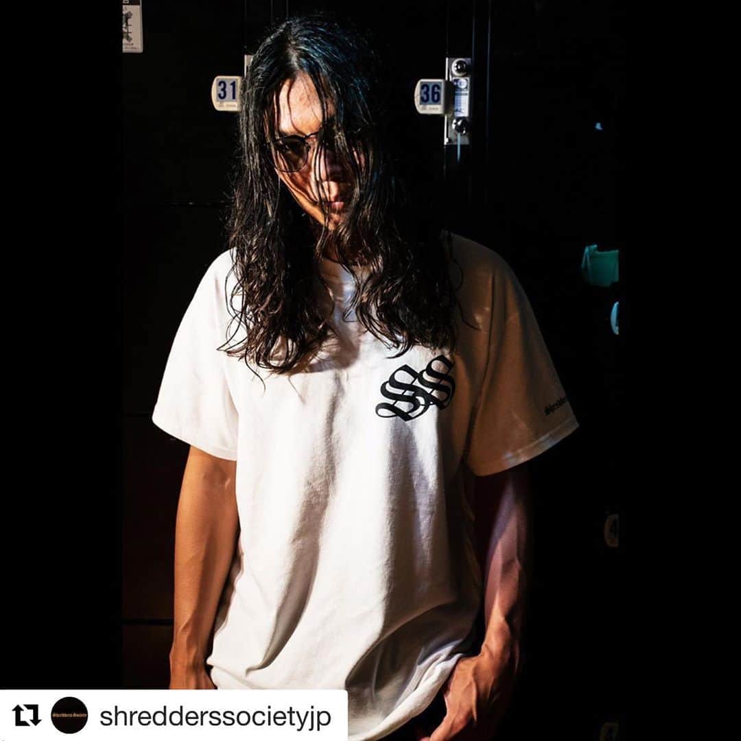 Kuboty のインスタグラム：「おれじゃないよ、トヨエツだよ  うそだよ、YDだよ  #Repost @shredderssocietyjp with @get_repost ・・・ 本日から5/6 23:59まで¥5000以上の商品ご購入の方を対象に送料が無料になります。  当面の間、商品の発送を毎週月曜・木曜のみとさせて頂いております。※コンビニ払いを選択された場合はお支払い完了後の発送手配となります。  尚、新型コロナウィルスの影響により一部地域での集荷・配送の停止や遅延が発生する場合がございます。詳しくはヤマト運輸の公式ホームページをご確認下さい。」