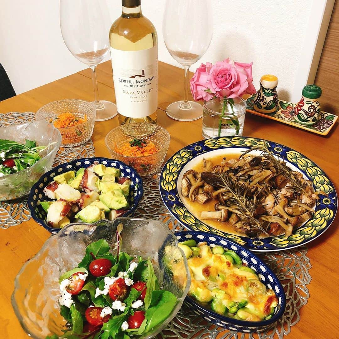 阿部優貴子のインスタグラム：「今日は白ワインを飲みたかったので、チキンからちょっとずつ作り足していったら、なんだかおしゃーな食卓に。🍷ワインに合う献立を考えるのが一番好きかもしれない。🤣おうちバルを楽しみます🙋‍♀️ * ✔︎たっぷりキノコと鶏モモのジューシーロースト ✔︎そら豆のチーズグラタン ✔︎タコとアボカドマリネ ✔︎キャロットラぺ ✔︎トマトとカッテージチーズのサラダ  #あべゆきごはん#おうちごはん#おうちごはんlover#おうちじかん#ワインに合う料理#ワイン好き#おうちバル#おうちじかんを楽しもう#stayhome#stayhomestaysafe」