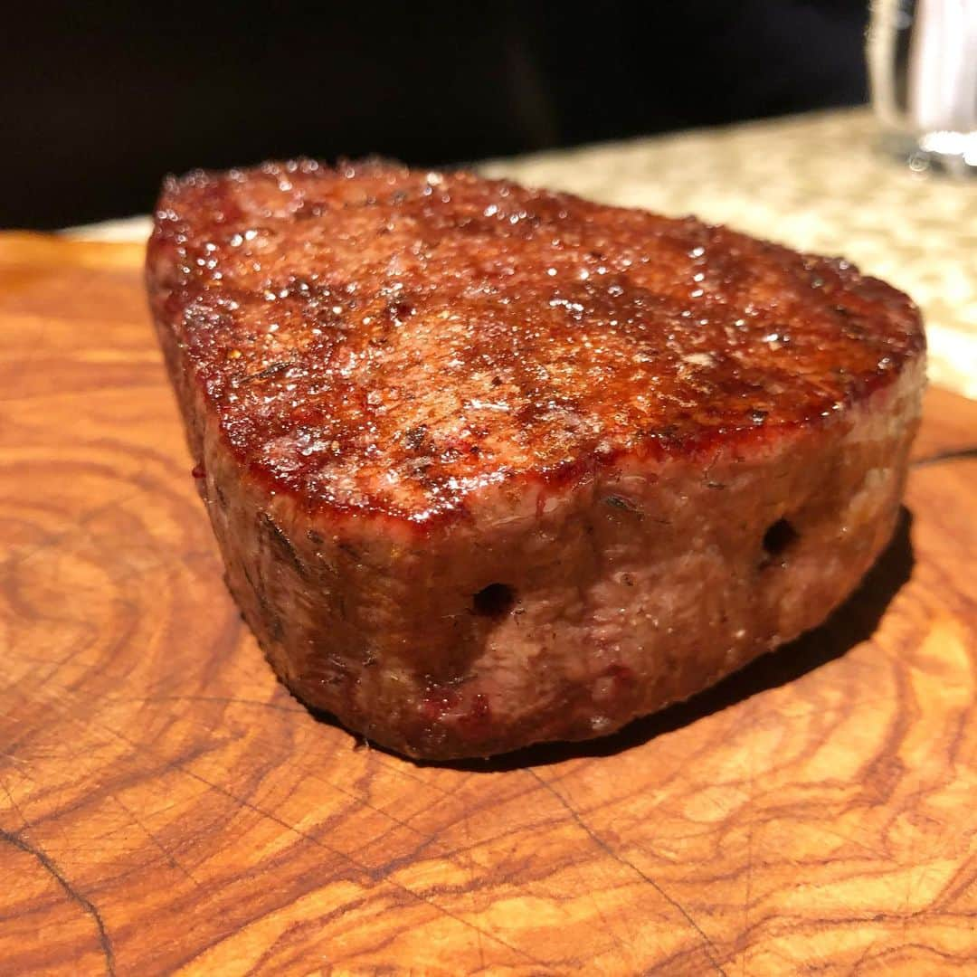 東京肉レポートさんのインスタグラム写真 - (東京肉レポートInstagram)「炉窯でじっくり火入れされたその姿はもはやセクシーささえ感じます(変態)！この日はヒレとロースの2種をいただきました！ ﻿ 価格帯：15,000円〜25,000円﻿ オススメメニュー：黒タンのステーキ、自家製ミルクジェラート ﻿ Can’t wait for the next visit to “Kokoro” and to eat perfectly grilled Wagyu steak there ! ﻿ #KOKO炉 #銀座 #銀座グルメ #ハンバーガー #焼肉 #ステーキ #ユッケ #すき焼き #肉 #和牛 #牛 #グルメ #東京肉レポート #肉レポ #kokoro #ginza #hamburger #yakiniku #wagyu #beef #steak #instafood #food #foodie #barbecue #bbq #tokyo #tokyo_wagyu_report」4月14日 20時46分 - tokyo_wagyu_report