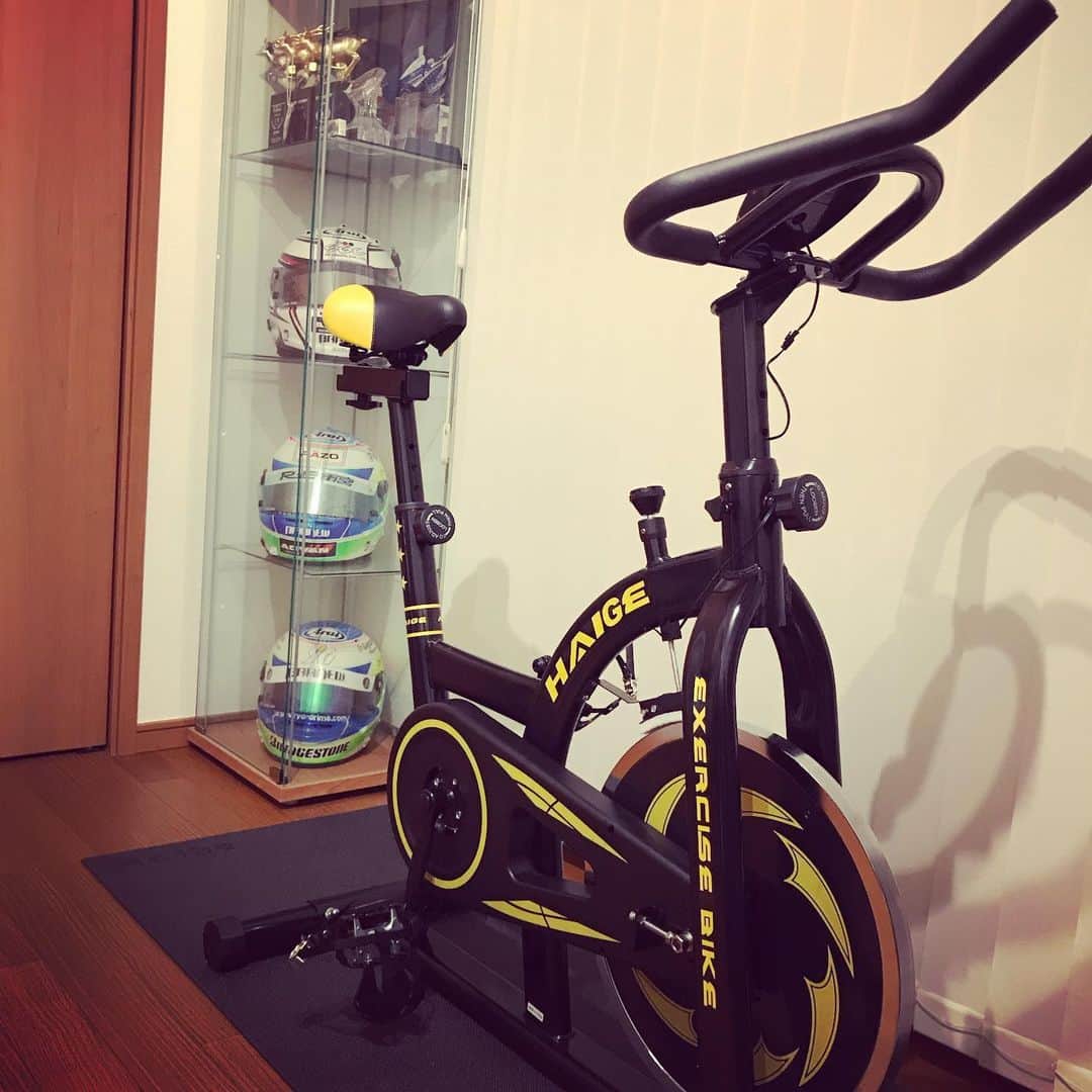 折目遼のインスタグラム：「よし、漕ぐぞー！笑 #stayhome #スピンバイク #f4f」
