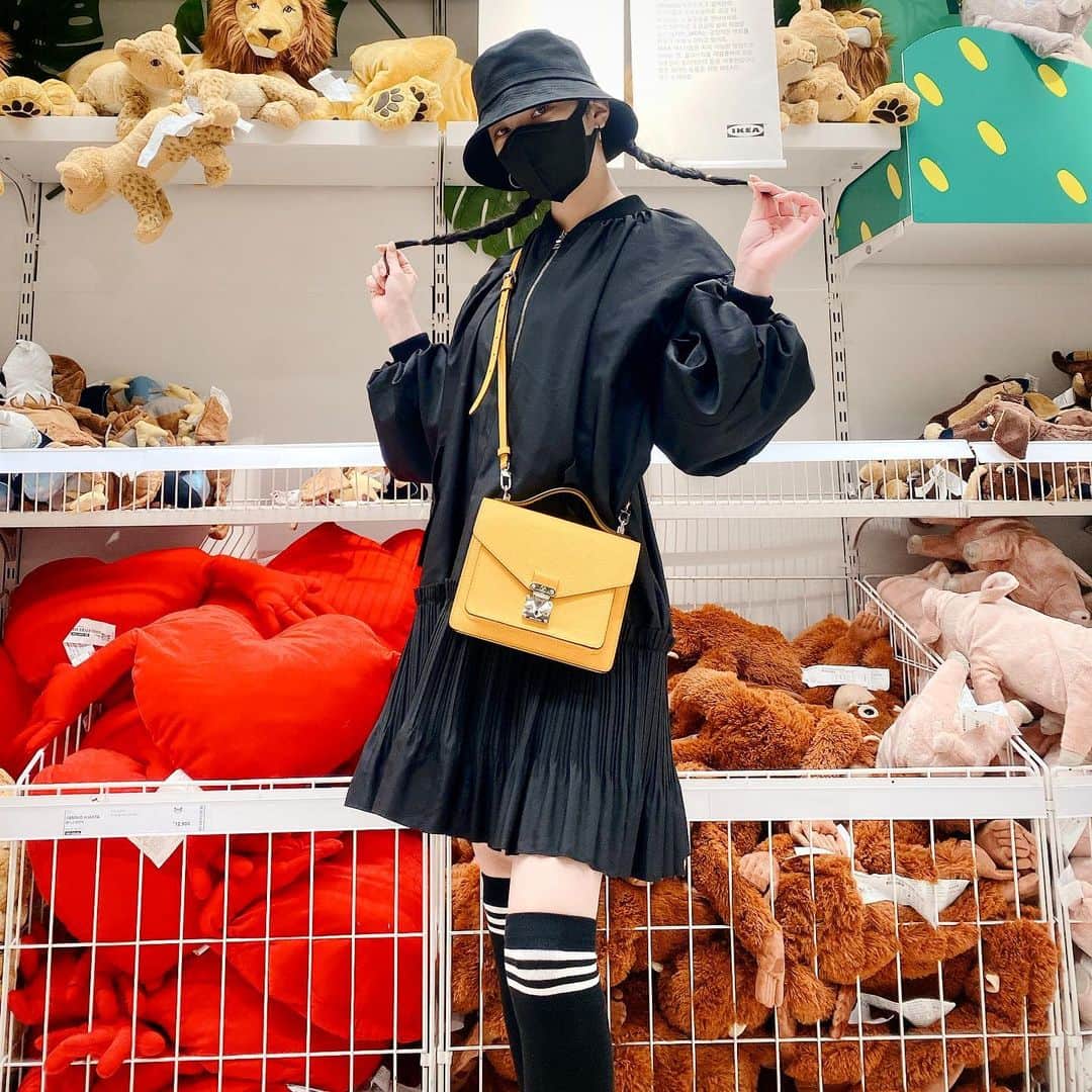 リジ さんのインスタグラム写真 - (リジ Instagram)「쩡아언니의 선물  봄 원피스자켓입고🖤👄👄👄🖤 구매링크는 @aamarket_official 또는 @jjung_a_kim 타고 들어가시면 됩니당😊」4月14日 20時51分 - luvlyzzy