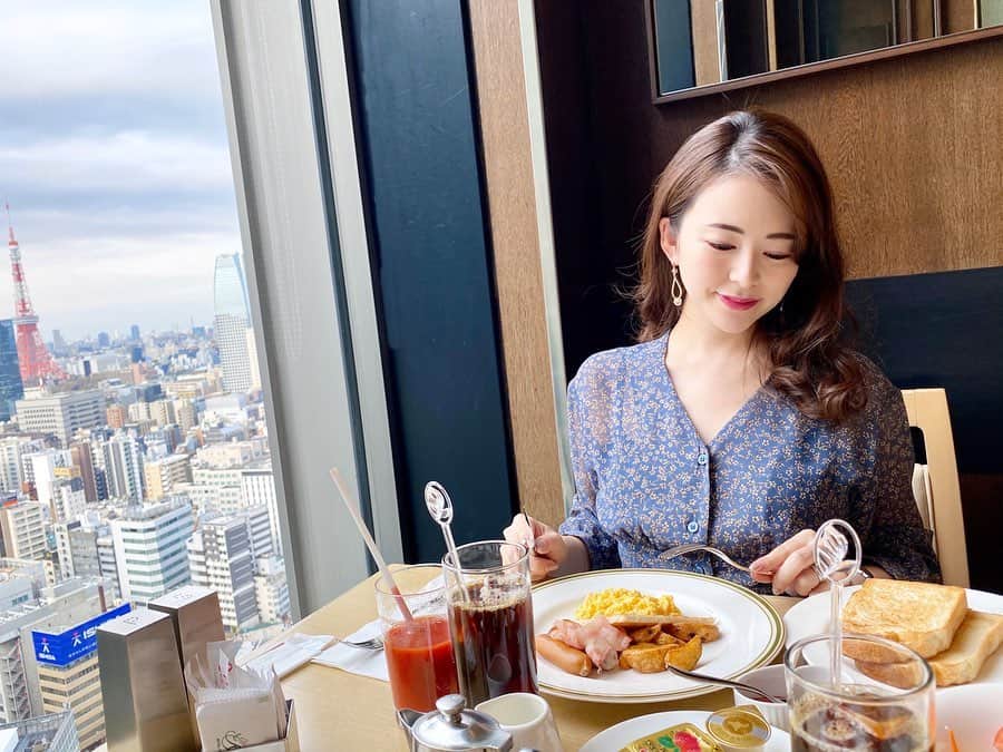 のインスタグラム：「※時差投稿です※ * * お泊りしてホテルの朝食デート 🍽 朝から幸せな気持ちになれる☀️ またこうして安心して お出掛け出来る日が早く来ますように...🧸💕 * * ワンピース @angie_vintage  ピアス @linopono_official  このワンピース、春夏の展示会でオーダーしたものです✨ でも今着たら多分もうお腹が入らないだろうな🤰💦 * * * #ブランチ #ホテル朝食 #朝食デート #汐留ブランチ  #マタニティライフ #妊娠8ヶ月 #マタニティ #マタニティワンピース #令和2年ベビー #プレママ #妊娠中 #妊娠後期 #マタニティコーデ #初マタ #プレママ」