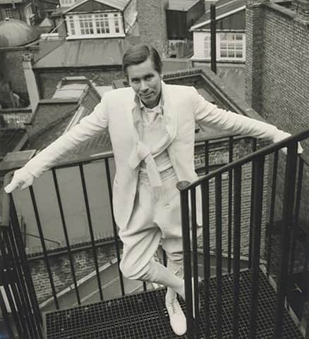 エドワード セクストンさんのインスタグラム写真 - (エドワード セクストンInstagram)「Back when we were allowed outside... Tommy in cream gabardine; a signature Nutter’s of Savile Row look cut by Edward, naturally. . #TheSextonLook #TommyNutter #Handmade #Menswear #Tailoring #SavileRow #1970s #MensStyle #Bespoke #NuttersOfSavileRow」4月14日 20時55分 - edwardsexton