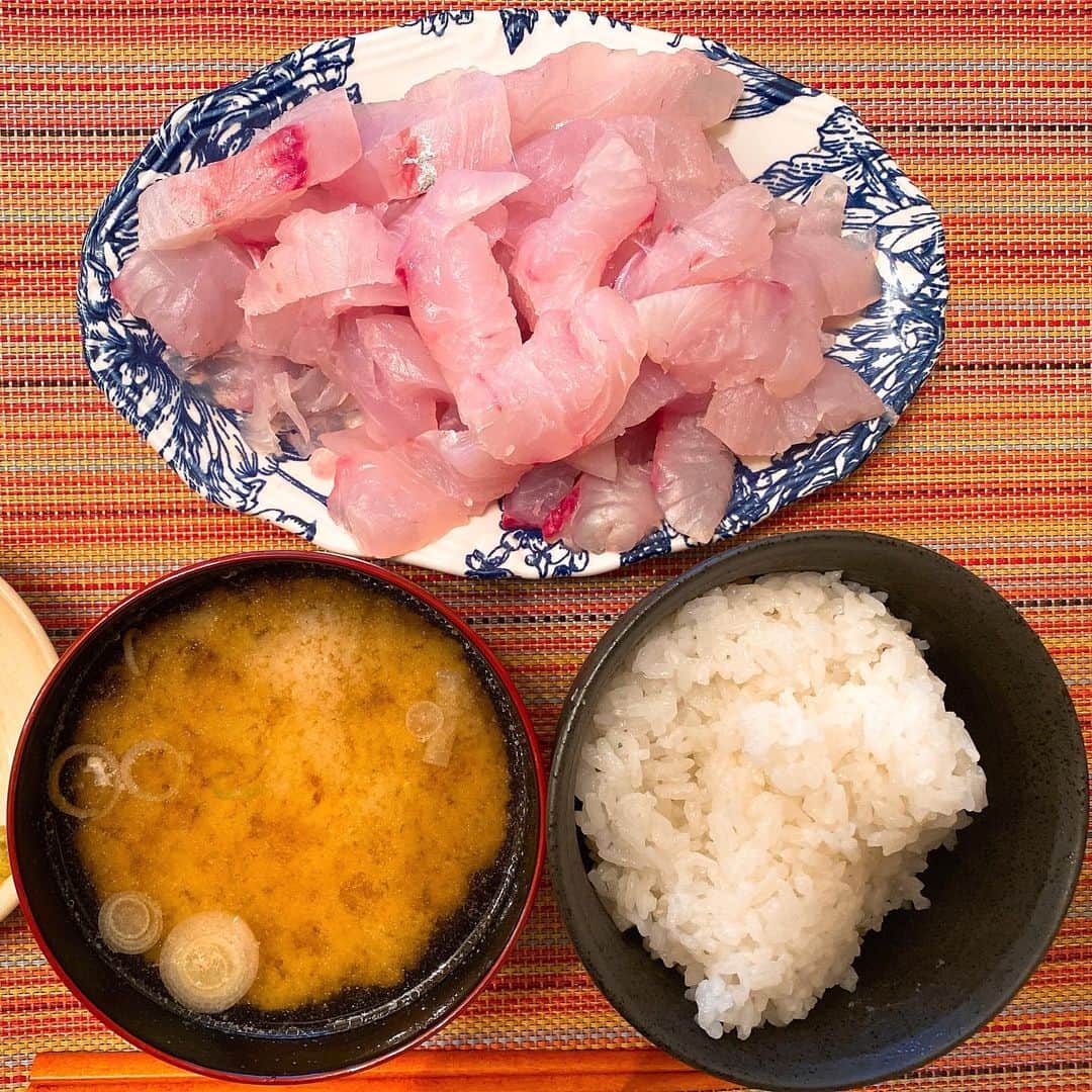 里美ゆりあのインスタグラム：「今夜は2日間寝かしたカイワリのお刺身(o^^o)♪ 美味しかったぁ💓  #おうち時間  #刺身 #三枚おろし #晩御飯 #カイワリ #魚 #刺身」
