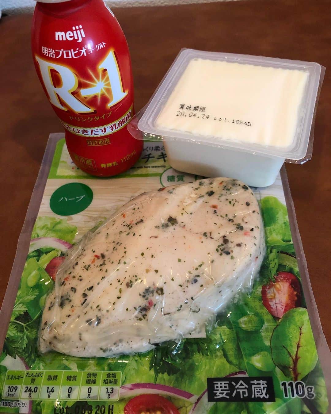 北村悠さんのインスタグラム写真 - (北村悠Instagram)「ステイホームは、 起きたらまずこれを食べる。  #サラダチキン　#豆腐　#R1 #ステイホーム」4月14日 20時56分 - kitamura_yu_89