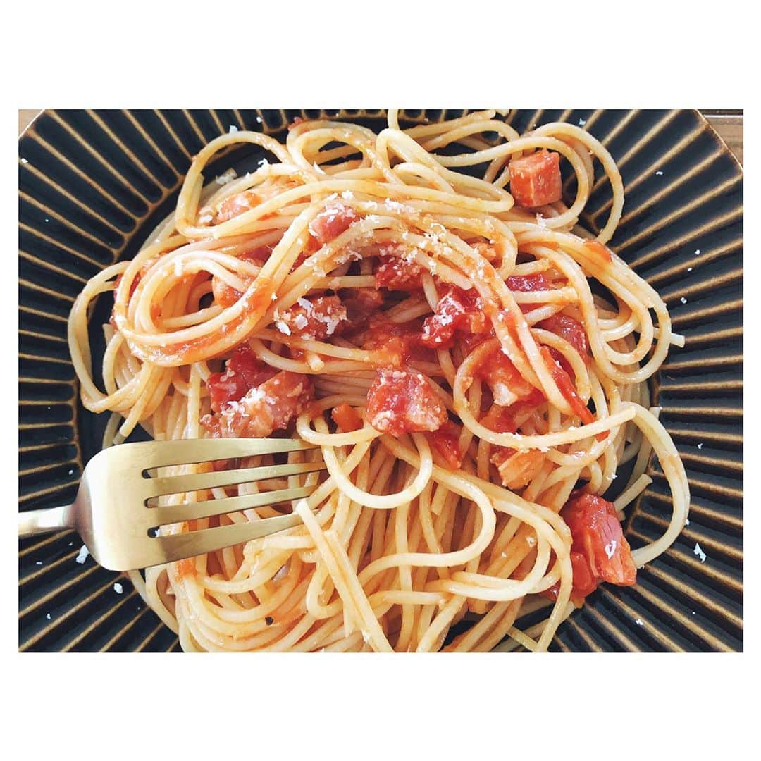 のインスタグラム：「いつかご飯作ってよ〜 好きになるかもよ 楽しいよ〜😏 何年も何年も言い続けてたけど、 いつもレシピを沢山ネットで見てそれでお腹いっぱいになってた👨🏻 今回外出自粛で家にいる時間が多くなり そして私が出産で入院が近づいてきたので 練習も兼ねて  初めて作ってくれたパスタ🍝  凄い美味しくてびっくり‼️ これは良いぞ👍👍😋🍽 ご馳走様でした😍  #旦那ご飯 #旦那作ごはん #松飯」