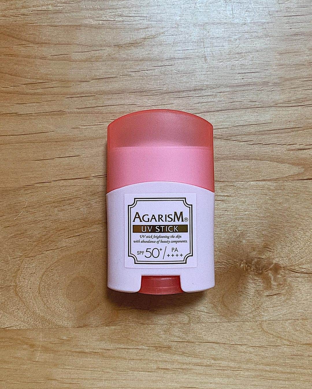 HISANAさんのインスタグラム写真 - (HISANAInstagram)「すてきな日焼け止めをゲット！  パールのツヤが綺麗でメイク下地にもなるし、メイクの上からもハイライトとして使えるの🤤 メイクアップアーティスト共同開発だからメイクのりにもこだわってるみたい👍  先日の撮影でも下地に仕込ませてみた✨  最近は、お散歩かスーパーぐらいしか出ないから、ずっとおうちだけど、おうちの中でもちょっとメイクして艶肌にしたりして変化するだけで気分あがるよね🥺  手も汚れんし、艶肌になれるし、うるおい成分リフトケア成分もたっぷり入ってるから良いことしかない◎  @akaran_official #アガリズムUV#トーンアップUVスティック#日焼け止めスティック」4月14日 20時59分 - hisana22