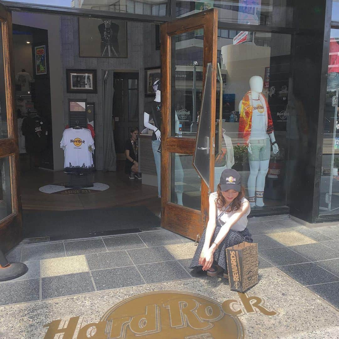 芥田愛菜美さんのインスタグラム写真 - (芥田愛菜美Instagram)「. #hardrockcafe . またまた時差やけど自粛中で 写真見返せたからコンスタントに オーストラリア投稿していく〜🇦🇺🐨 （6s時代やから全然写真ない😣） . あとTikTokも更新できてないーね🙆🏼‍♀️！！ どこで撮ろうか！ . #おうち時間 #店の中のお姉さんも座ってはる #キャップゲットした #嬉しいねー🌸」4月14日 21時00分 - mirumiru1019