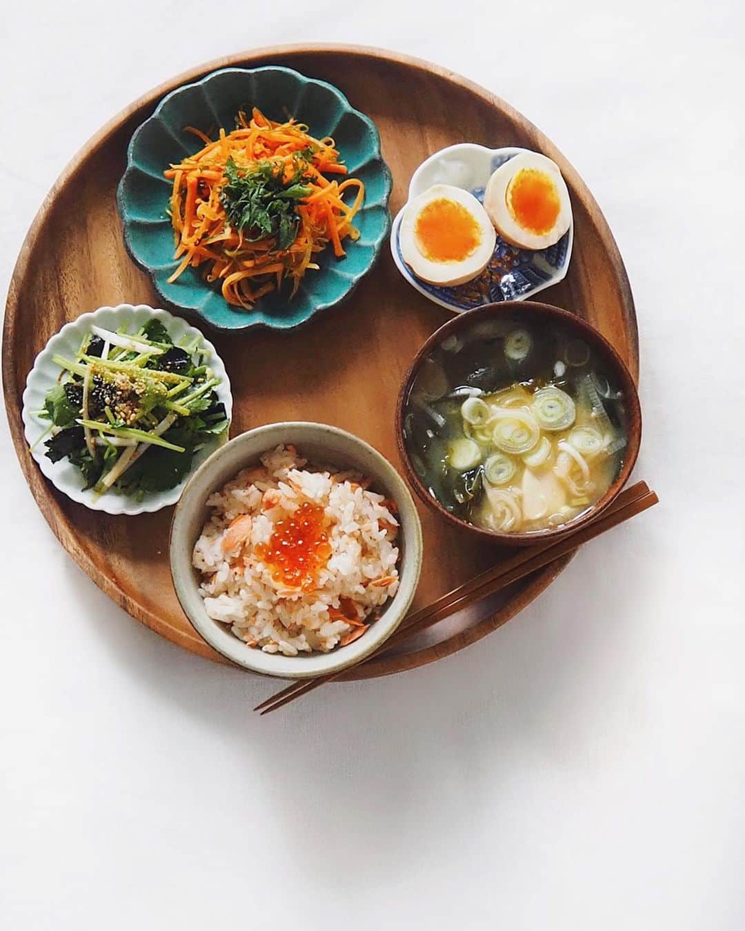 猪鼻ちひろのインスタグラム：「🍚🥚﻿ きょうは太陽のパワーを感じたよ、晴れって大事🌱🧡﻿ ﻿ ☑︎三つ葉と白髪ネギと海苔のサラダ﻿ (三つ葉が3袋85円という奇跡→ブログにレシピ載せました)﻿ ☑︎人参の和風サラダ﻿ (作り置きしてたのがやっと無くなった！)﻿ ☑︎栗原はるみさんのレシピで味付け煮卵﻿ (母の影響で大好きなひと、お酢入り美味しかった♡)﻿ ☑︎ワカメとお豆腐のお味噌汁﻿ (ネギ一本分、どどーんと投入)﻿ ☑︎この前作って冷凍しておいた鮭ごはん﻿ (冷凍文化に感謝…)﻿ ﻿ という感じでした！﻿ ﻿ 作りおきしておくと便利だし、﻿ 昨日の自分グッジョブっていう気持ちになる😚﻿ ﻿ ご飯は相変わらず簡単なものばかり作ってます。﻿ 毎日三食のことだから手抜きもしつつ🧏🏻‍♀️﻿ (ブログにもっと手抜きの日のごはんも載せてるyo) ﻿ ﻿ #ちひろのごはん #ちひろkitchen #三つ葉のサラダ ﻿ #ごはん記録 #自炊記録 #おうち時間 #stayhome」