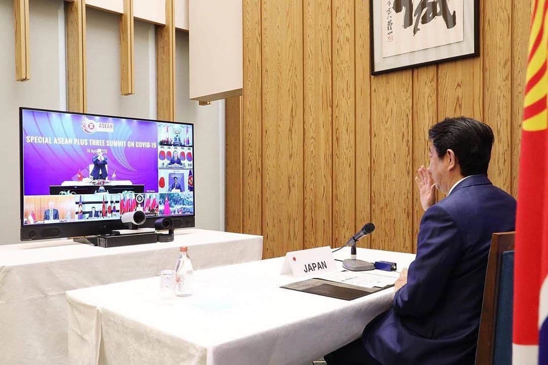 のインスタグラム：「#repost @kantei ASEAN+3特別首脳テレビ会議後の記者質問に対する#安倍総理 の#メッセージ  先ほどテレビ会議スタイルで、ASEANと日中韓の首脳会議をおこないました。日本では緊急事態宣言を出し、感染拡大防止に取り組んでいますが、この事態を収束する上においては、日本だけの努力で達成することはできません。 日本をめぐるASEANの国々、アジアにおいても、新型コロナウイルス感染症が猛威を振るっている中において、この地域の協力の拡大は極めて重要であります。 その前提として、私から自由・透明・迅速な形で、各国が持っている情報や知見を、共有するべきである旨、申し上げました。 そして、ASEAN感染症対策センターの設立など強固な連携の上に、国境を超えて感染が拡大をしていくウイルスと対峙すべきだと申し上げ、各国の賛同を得ました。 また、今この瞬間も医療従事者の皆さんは、過酷な現場で命を守るために全力を尽くしていただいておりますが、医療現場を感染から守るための防護服などの物資は、ASEAN地域からの輸入に依存をしております。 危機にある今この時こそ、連帯をして、物資の流通を維持すべきである旨、強調をいたしました。 そして、いかなる措置も、WTOルールと整合的でなくてはならない点において、各国の賛同をいただいたところであります。 また、何人かの首脳からアビガンについて言及がございました。私からはアビガンの臨床研究を拡大していくことについて、説明をしたところでございます。 ウイルスとの戦いの切り札ともなる、早期の治療薬の開発の重要性について、一致をしたところであります。 今後も感染症の拡大防止をして、そして収束につなげていく上においても、ASEANとの、また東アジア地域との連携も重要であります。 日本としても地域の協力・連携において、リーダーシップを発揮していきたいと考えています。  #新型コロナウイルス感染症 #asean #aseansummit #summit @shinzoabe」
