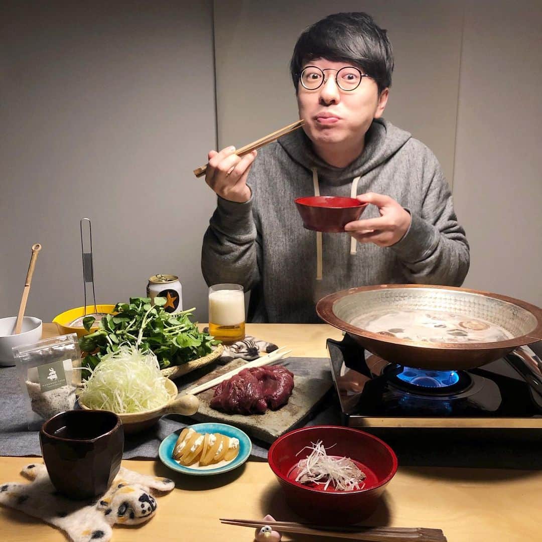 みわこさんのインスタグラム写真 - (みわこInstagram)「＊ きょうも1日おつかれさま☻ . ・もみじ鍋（鹿肉と白髪ねぎとクレソンどっさり） ・たくわんの燻製とクリームチーズ . 【この春はスコーンを通販にのせることにしました🌸】 オーバッシュの通販ページ（ @obashcrust ）で ［スコーン入りパンセット］を販売することになりました。 各日12名さま限定。この後作業して、準備が整い次第、 受付をはじめます♡何卒よろしくお願いします🙏☺️🥯 . 今夜はもみじ鍋🍁☺️🤓 いたぎやさん @itagiya_ani のクレソンと、 お山のおとうさんが射った鹿肉。 デザートにはナチューラさんのアイス。 @natura_kawatokito @aniueo_jaatelo 今は会えなくてさみしいし悲しいけれど、 向き合うように、むしゃむしゃ食べる。 おなじものをたべると、離れていても食卓で 気持ちどうしが繋がっていられるようで ちょっと満たされて、元気が湧いてくる。 昨日は休日だったので、久々に声がききたくて、 豆仁さん @mamezin ご夫婦と 長電話してお互いの近況を報告したり、 （↑ナッツを注文するつもりが 今週末とあることを一緒にやってみることに💪） タイミングを逃して買いそびれていた 心さん @ssps2011 の本を、どさって買ったり。 （心さんが最近はじめたYouTubeも面白いよ〜 カメラ詳しくなくても、魔法みたいで、なんか爽快。 徳島のこともちょっと喋ってくれていたりして！） . こんな今だからこそ、おうちで過ごす時間の中で 自分の好きな人の作ったものに囲まれていたいし、 「いつか買おう」をきちんと行動に移して些細でも 取り組みを支えることができたらいいなぁと思う。 コロナが終わった時、皆とまた、笑顔で会えるように。」4月14日 21時07分 - meganeandmiwa