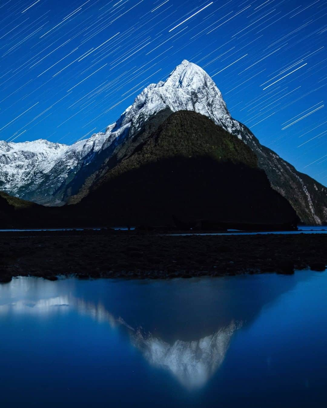 National Geographic Travelさんのインスタグラム写真 - (National Geographic TravelInstagram)「Photo by Kahli Hindmarsh @kahliaprilphoto | Stars drift across the sky over snowcapped Mitre Peak during a beautiful evening in Milford Sound, New Zealand.」4月14日 21時07分 - natgeotravel