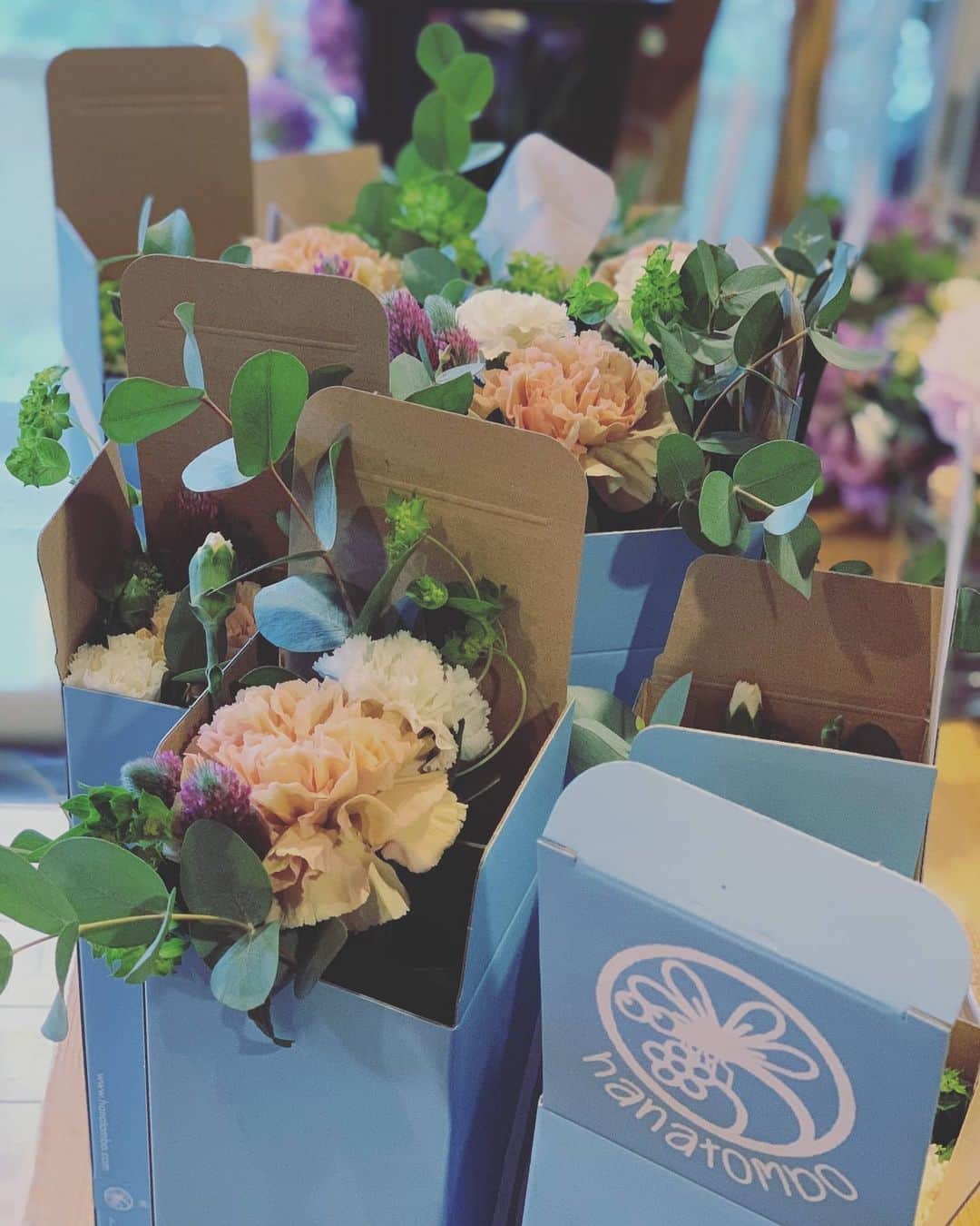 座間アキーバのインスタグラム：「Thank you for adopting us!  ネガティヴな世の中だからこそいっぱいポジティヴも生まれる。この花達も、受けとってくれた人達もきっとほんのちょっとは幸せになれただろう。今後もこう言う事をやって行きたい。#flowers #hanatombo #hanatombogiveaway #とんぼ便」