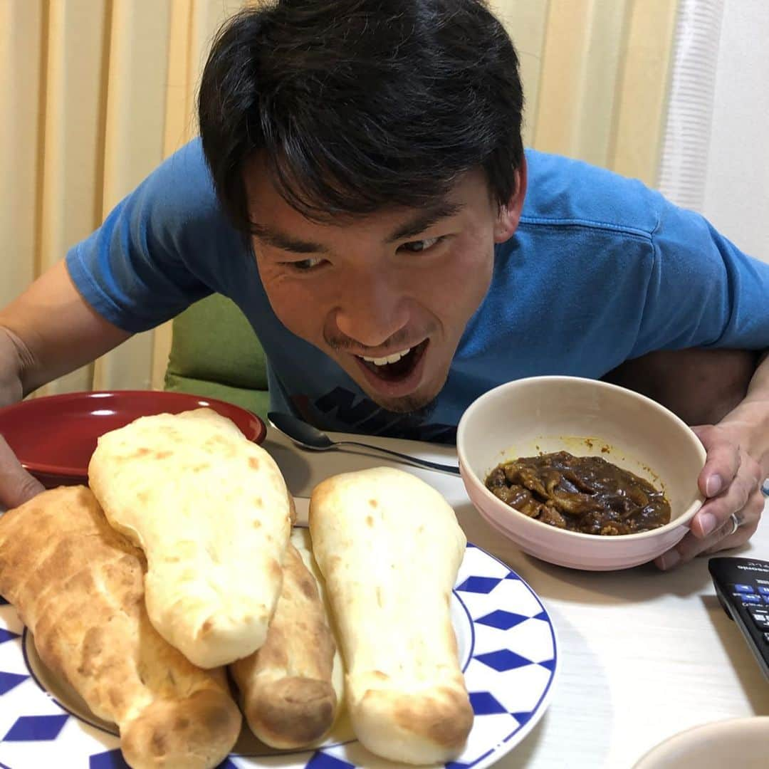 下平匠さんのインスタグラム写真 - (下平匠Instagram)「こんな時こそ普段やらない事、出来ない事をやってみよう。 一人暮らしの時からずっと自分で料理をせずに生きてきた。生地を休ませる？寝かせる？膨らむ？何それ？！ そんな自分ですら作れるので、#クックパッド は偉大だ！  料理でもなんでも、なんかリクエストあればコメントください^_^  #アボカド🥑を種ごと包丁で真っ二つに割ってからキッチン出禁 #お家時間  #早く終息しますように  #naan」4月14日 21時18分 - takumi_shimohira_official