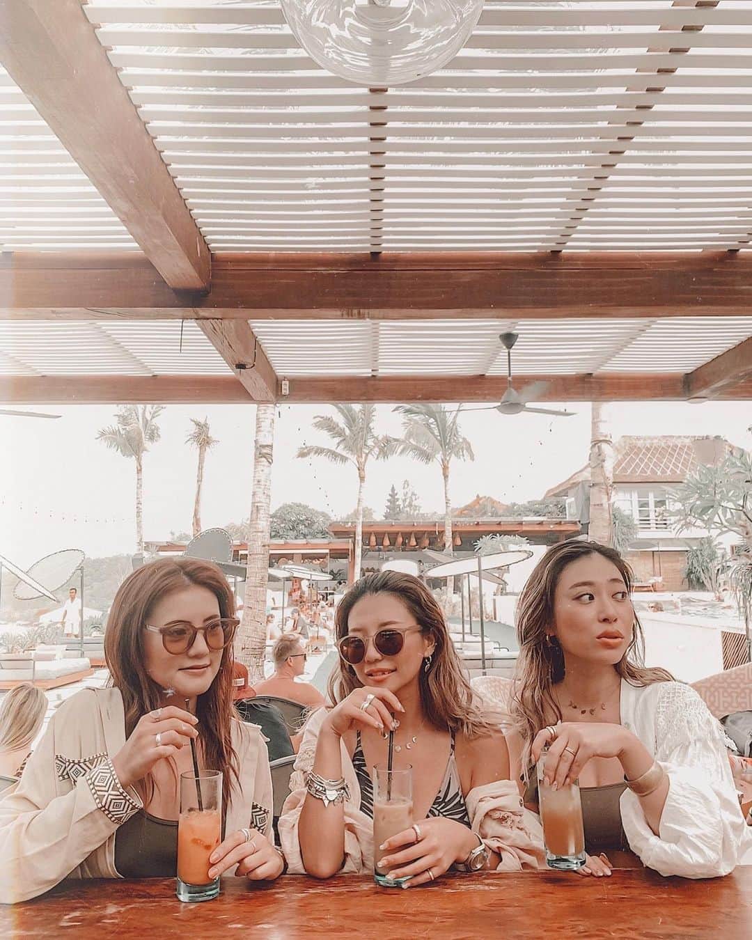 ✷kana✷のインスタグラム：「🍋🧡👯‍♀️🌼🍊✨ . . 過去pic載せるよね〜笑 またみんなでtripできる日を夢見て あしたもハッピーに過ごそう✈︎ . . #stayhome #右の人YouTube始めたってよん #まゆみんワールド全開 #ぜひ観てね」