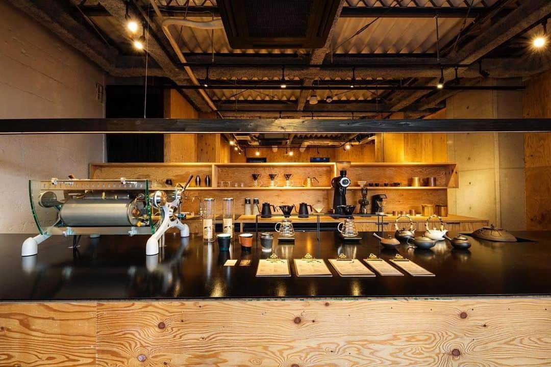 川上俊のインスタグラム：「#Repost @artlesscraft ・・・ artless craft tea & coffee by #artless Inc.  produced and art direction by @shunkawakami (at Nakameguro, Tokyo, Japan) - @artlesscraft  @slayerespresso ー  #Repost @artlesscraft ・・・ artless craft tea & coffee :  online store artless-craft.com  for #stayhome - 緊急事態宣言にあわせ、店舗はクローズとさせていただき、オンラインストアのみの営業へ切り替えさせて頂きたいと思います。  臨時休業：4/15(wed)〜5/6(wed) ⠀  オンラインストアは引き続き営業しておりますので、コーヒー豆や茶葉、オリジナルグッズなど是非オーダー頂けると有り難いです。よろしくお願い致します。  online website： www.artless-craft.com  ー  カフェブランドとしては非常に難しい状況が続きますが、artless craft としては、2人のバリスタ @artless_craft_staff ともに今を試行錯誤およびトライアルとアップデートのタイミングとして考え、出来る限りのことをしていこうと試みをスタートしています。  for #stayhome として、オンラインストア（artless-craft.com）での販売。自宅での時間を少しでも豊かに過ごして頂くためにオリジナルカップと日本茶の飲み比べのスペシャルセット、また、オリジナルブレンドコーヒーのドリップバックの販売もスタートしました。明日以降も、オリジナルグッズの追加販売や特別なセットでの販売を日々追加して行く予定です。  どの業種も経済としては厳しい状況が続きますが、この先に新しい時代の到来が来ることを見据えて、新時代に生き残るブランドとして、成長するためのフィーズとしてトライアルしていきたいと思います。  皆さんのサポートも頂けると励みになります。今後とも、artless craft をどうぞ宜しく申し上げます。  artless craft tea & coffee : artless-craft.com  #artlesscraft #artlesscraftteaandcoffee」