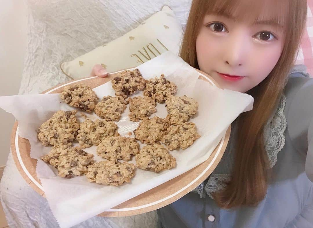 椎名あつみのインスタグラム：「いま大好きすぎる コストコオートミールで オートミールクッキー つくったよ☺️❤️ 簡単すぎて本当は絶対 失敗するんだろうな。 動画お蔵入りかな。 っておもいながら焼いたら とんでもなくおいしくできた☺️ いえーーーーーい☺️☺️☺️ いえーい☺️⭐️⭐️ #オートミール  #手作りお菓子  #一人暮らしごはん」