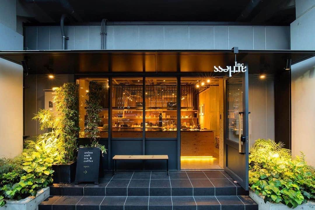 川上俊のインスタグラム：「artless craft tea & coffee @artlesscraft #artless  #Repost @artlesscraft ・・・ artless craft tea & coffee :  online store artless-craft.com  for #stayhome - 緊急事態宣言にあわせ、店舗はクローズとさせていただき、オンラインストアのみの営業へ切り替えさせて頂きたいと思います。  臨時休業：4/15(wed)〜5/6(wed) ⠀  オンラインストアは引き続き営業しておりますので、コーヒー豆や茶葉、オリジナルグッズなど是非オーダー頂けると有り難いです。よろしくお願い致します。  online website： www.artless-craft.com  ー  カフェブランドとしては非常に難しい状況が続きますが、artless craft としては、2人のバリスタ @artless_craft_staff ともに今を試行錯誤およびトライアルとアップデートのタイミングとして考え、出来る限りのことをしていこうと試みをスタートしています。  for #stayhome として、オンラインストア（artless-craft.com）での販売。自宅での時間を少しでも豊かに過ごして頂くためにオリジナルカップと日本茶の飲み比べのスペシャルセット、また、オリジナルブレンドコーヒーのドリップバックの販売もスタートしました。明日以降も、オリジナルグッズの追加販売や特別なセットでの販売を日々追加して行く予定です。  どの業種も経済としては厳しい状況が続きますが、この先に新しい時代の到来が来ることを見据えて、新時代に生き残るブランドとして、成長するためのフィーズとしてトライアルしていきたいと思います。  皆さんのサポートも頂けると励みになります。今後とも、artless craft をどうぞ宜しく申し上げます。  artless craft tea & coffee : artless-craft.com  #artlesscraft #artlesscraftteaandcoffee」