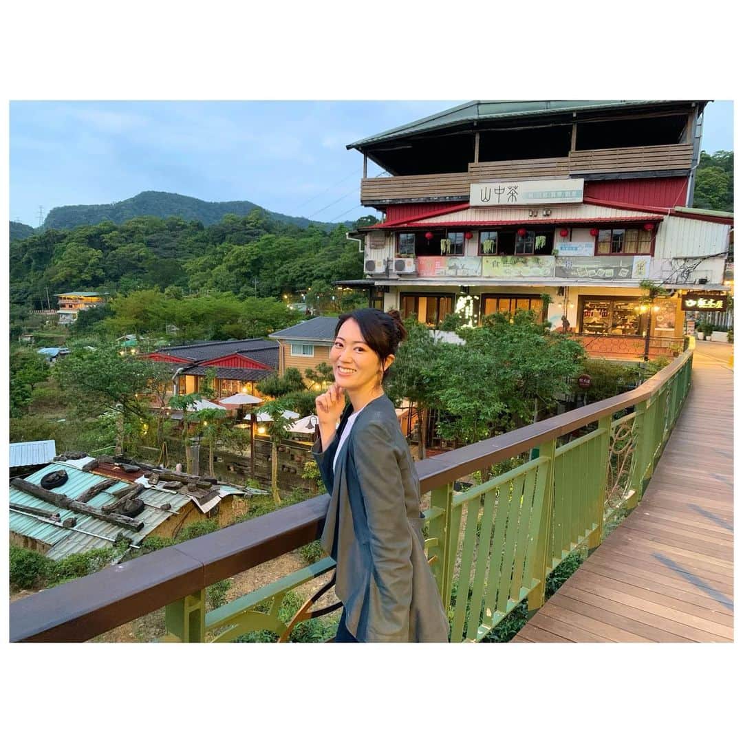 煌月爽矢のインスタグラム：「.﻿ .﻿ 猫空の思ひ出(*´ｪ｀*)﻿ ﻿ ﻿ 山頂の特別な空気と美味しい台湾料理を食べながら台北の景色を一望できる場所。﻿ ﻿ お茶が有名だよ🍵﻿ ﻿ ﻿ ﻿ ﻿ 台湾のこの時期も三寒四温だって知らなかった('ﾛ'('ﾛ'('ﾛ'('ﾛ' )!!!﻿ 初夏みたいな気持ち良い天気と寒〜い日の差がすごい！﻿ ﻿ ﻿ ﻿ ﻿ 前幾天我去了貓空﻿ 那裡的環境很特別！黄昏的時候很浪漫😂😂😂﻿ 台北夜景的燈比日本的比較少﻿ 可是我覺得兩個夜景都喜歡♩﻿ ﻿ ﻿ #台湾﻿ #台湾生活﻿ #猫空﻿ #永遠と一人のショットが続きますwこれはもう仕方ない😂 ﻿ ﻿ そして最近携帯のフリーズが凄まじい。﻿ 書いてた文章全部消えちゃう・ﾟ・(｡>Д<｡)・ﾟ・﻿ 何度電源落としても直らない('ﾛ'('ﾛ'('ﾛ'('ﾛ' )!!!﻿ ﻿ こここれは…留学中に使えなくなる予感。。。﻿ どうしよう😅」