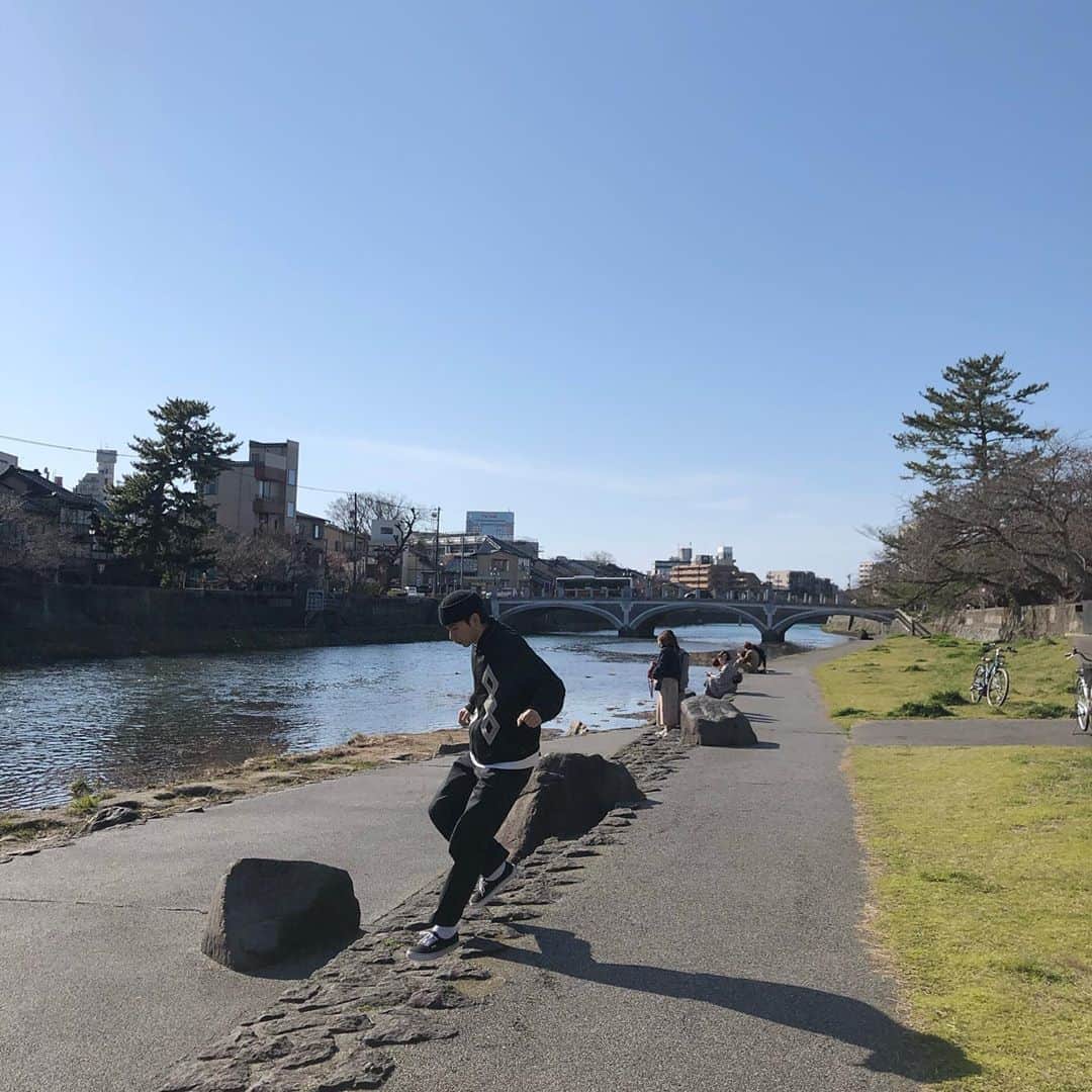 荒井 結生 Yuki Araiのインスタグラム：「河川敷を軽快に駆け回る荒井(25)」