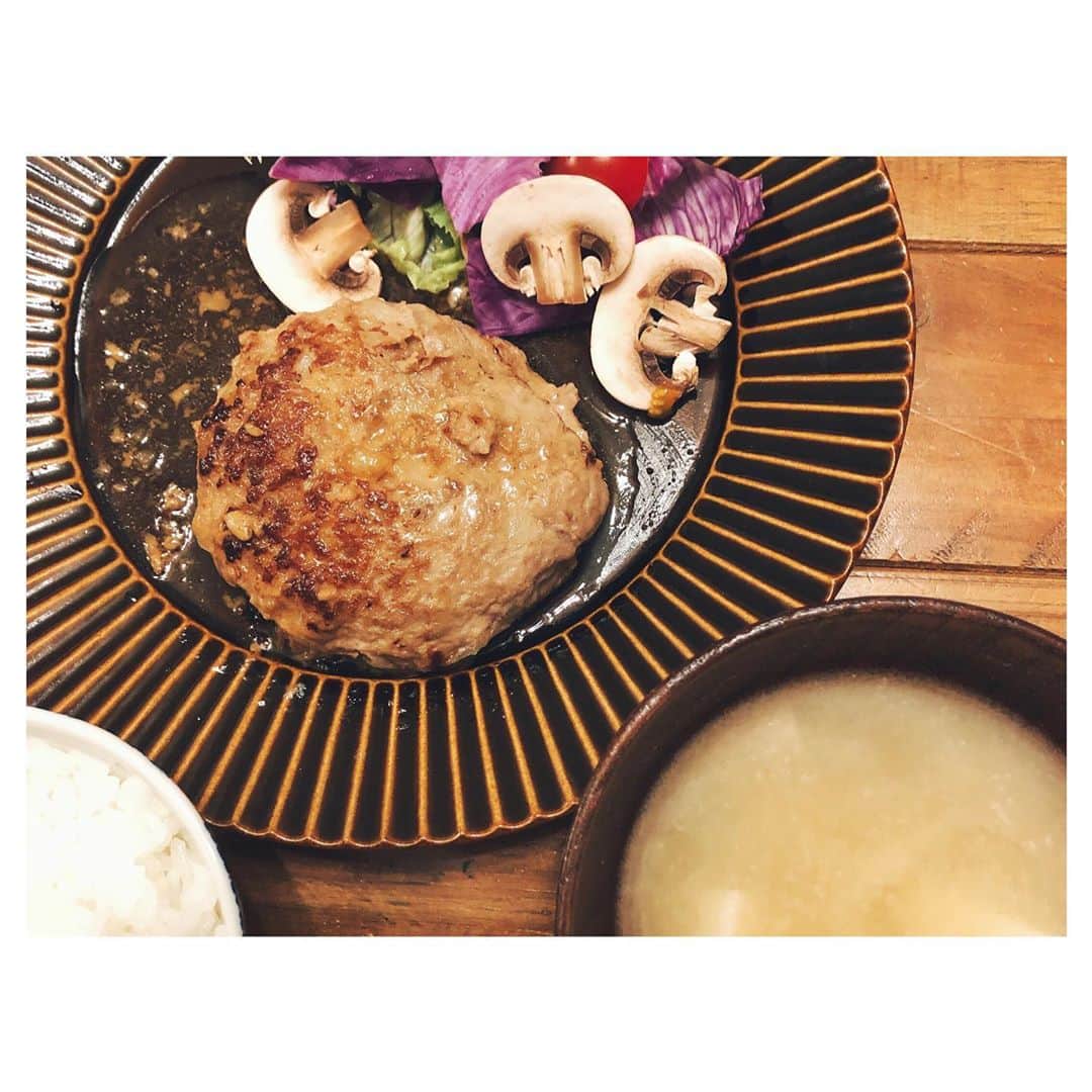 のインスタグラム：「連投すみません🙇  なんと！ 夜ご飯はハンバーグを作ってくれました😂😂😂 これも本当に美味しかった😳 お店より美味しかった🤣 いろんなレシピを見て良さそうなのをMIXしたらしい👍 是非ともこれからのハンバーグは松担当でお願いしたい🐻  私は面倒臭くて出汁はいつもパックばかり使っているけど、 お味噌汁も鰹節と昆布で出汁をとって作ってくれた🙏こちらもまたいいお出汁で最高🤩  このまま料理好きになってくれぃ😍🤩😜 ご馳走様でした🍽  #松飯　#旦那作ごはん  #旦那飯」