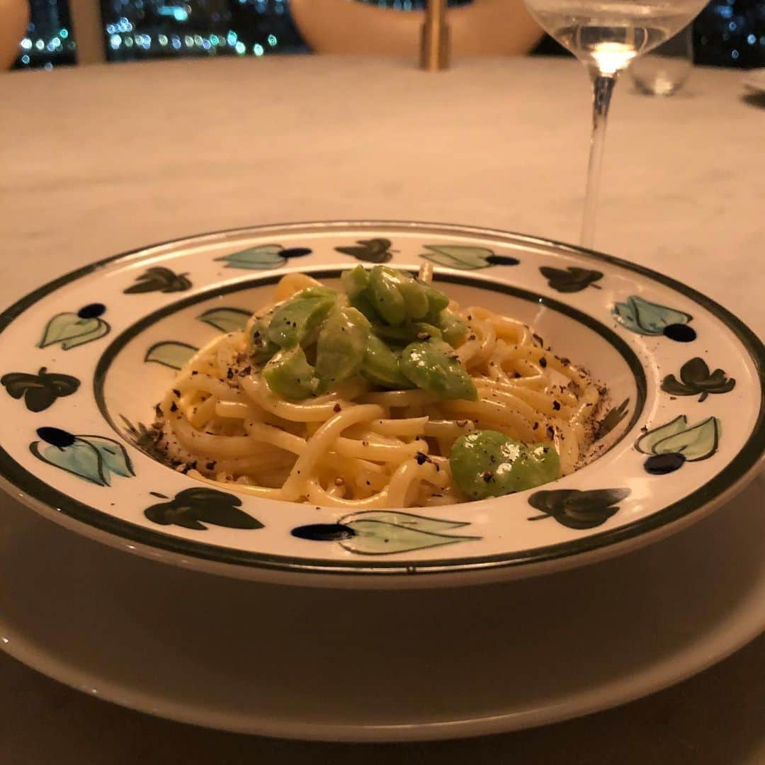 行正り香さんのインスタグラム写真 - (行正り香Instagram)「本日は、空豆のパスタ。生クリームと生卵、パルメザンチーズ、唐辛子、レモンの皮のすり下ろしと茹でたてのパスタを混ぜて、オリーブオイルをかけてみました。ポークリプは先日インスタストーリーの動画でご紹介したアメリカンポークレシピです。#行正り香 #rikayukimasa #アメリカンポーク#USMEF#stayhome #cooking」4月14日 21時40分 - rikayukimasa