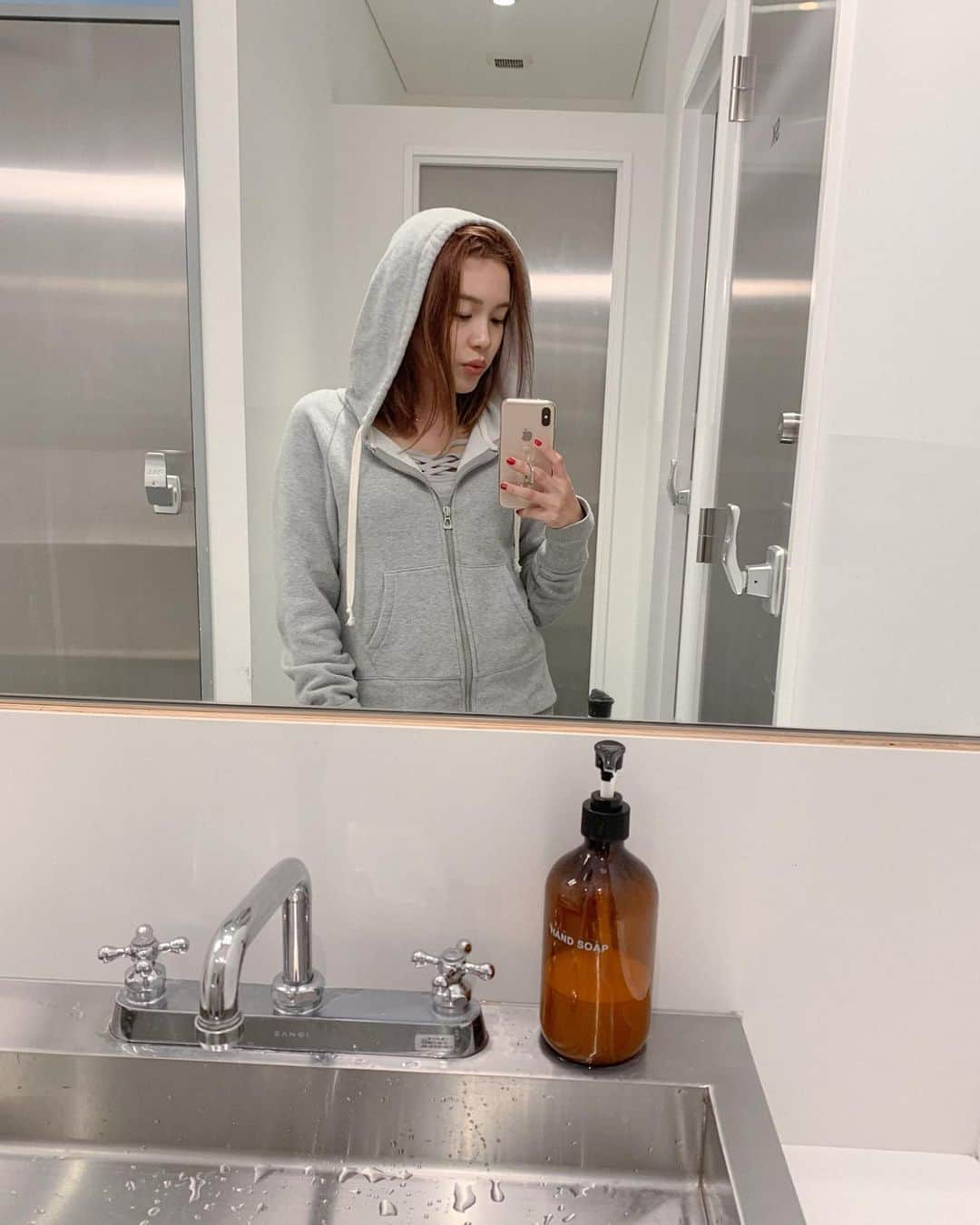 Lilmeのインスタグラム：「☁️☁️☁️﻿ ひとりで家にいる時はマスクのない世界﻿ 玄関を一歩出ればマスク着用の世界﻿ 情報が錯綜する世界﻿ キミはこれからどんな世界にしたい？﻿ #マスク」