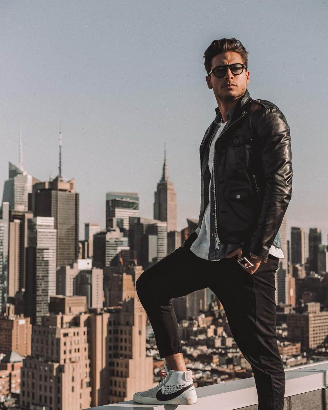 アンドレア・デンバーのインスタグラム：「Non avrei mai pensato di trovare un mondo così diverso quando sono uscito dal GFVip!  Anche la mia cara Italia e la mia città di adozione, New York, sono state duramente colpite dal covid 19. Sono molto triste per tanta sofferenza e dolore  e il mio pensiero e le mie preghiere sono rivolte alle vittime e alle loro famiglie.  I would have never thought of finding such a different world when I left GFVip last week!  Also my dear Italy and my adopted city, New York, have been hit hard by covid 19. I am very sad about so much suffering and pain and my thoughts and prayers go out to the victims and their families. 💔🙏🏻 #stayhome #iorestoacasa #andrátuttobene #everythingwillbealright #fuckcovid19」