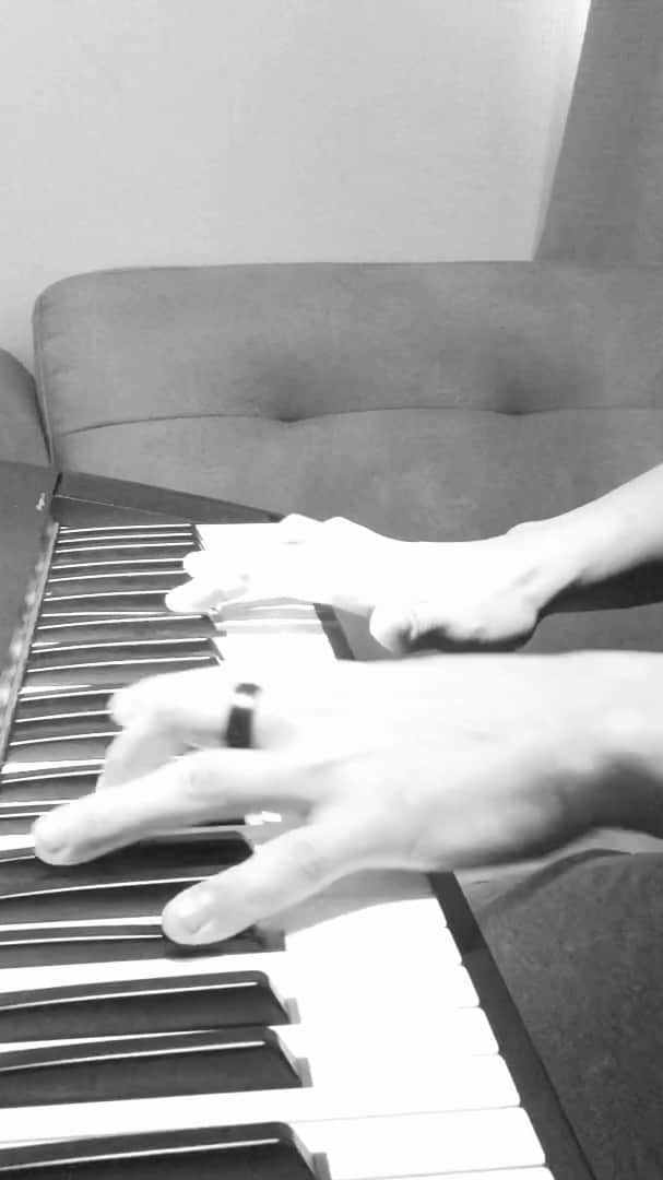 辻村勇太のインスタグラム：「River Flows In You  #instabass #bassist  #bassplayer #piano #practice #riverflowsinyou #847テイク目でようやくここまで」