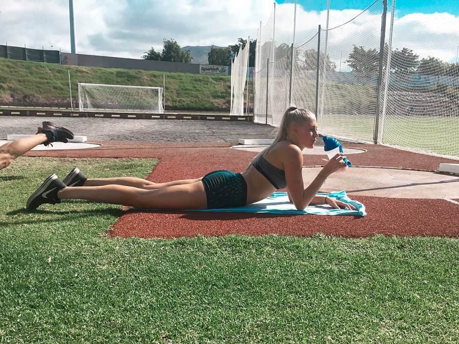 イダ・カーストフさんのインスタグラム写真 - (イダ・カーストフInstagram)「Me waiting for my normal life to get back with open tracks, athletics meetings and seeing friends again.. 🔮🤷🏼‍♀️ • • #athlete #athletics #covid #running #sprint #corona #waiting #girl #staysafe #life #waitingpatiently #training」4月14日 21時51分 - idakkarstoft