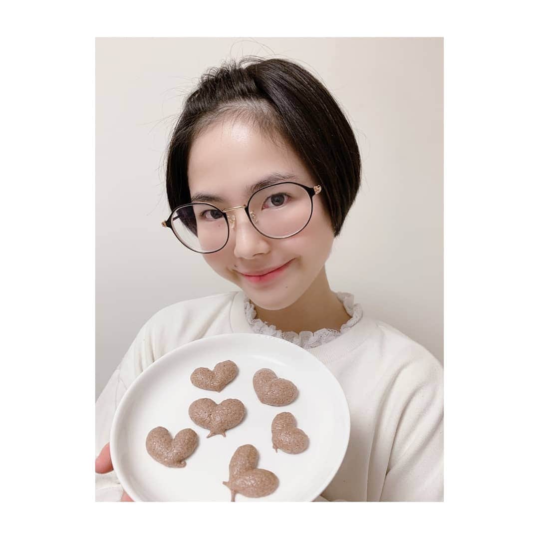 田中咲帆さんのインスタグラム写真 - (田中咲帆Instagram)「妹ちゃんから作ってーって言われてたメレンゲクッキーを作ったよー◡̈ 最近ずっと家にいるからいつも前髪上げてるんだ☺️ #メレンゲクッキー #るんるん」4月14日 21時52分 - saho_crownpop