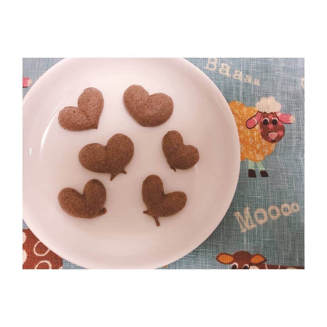 田中咲帆さんのインスタグラム写真 - (田中咲帆Instagram)「妹ちゃんから作ってーって言われてたメレンゲクッキーを作ったよー◡̈ 最近ずっと家にいるからいつも前髪上げてるんだ☺️ #メレンゲクッキー #るんるん」4月14日 21時52分 - saho_crownpop