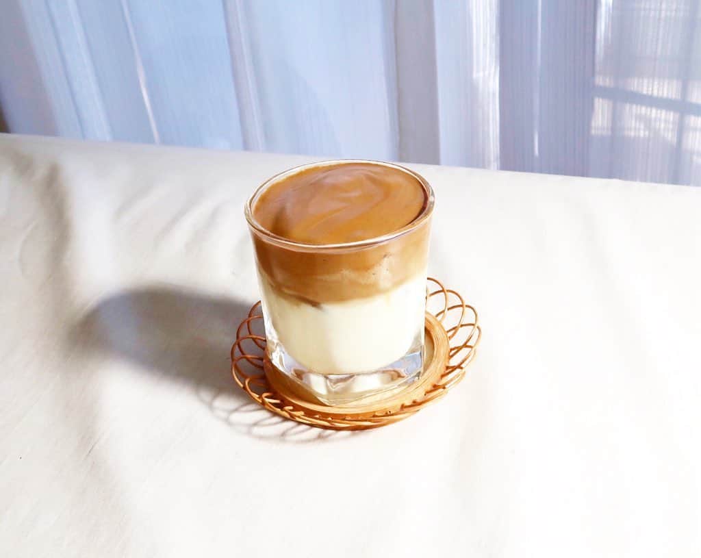 権田裕美さんのインスタグラム写真 - (権田裕美Instagram)「. #ダルゴナコーヒー リベンジ！ もっちりクリームできました♡ . わたしらしくお砂糖は 低GIのココナッツシュガーと 牛乳はを豆乳に変えて美肌効果も♪ . ヘルシーで美味しいワンランク上の カフェタイムにハマっています☕️💗 . recipeはお料理アカウントにアップしました♪  @yumi_kuche . . . . . . . . . . . . #ダルゴナコーヒー作り方#おうちカフェ#豆乳アレンジ#ココナッツシュガー#低gi#低giダイエット#痩せ方#ダイエット中のおやつ#インストラクター #japanese#筋トレ女子#筋トレダイエット#ジムウェア#ヨガウェア#ジムトレーニング#筋トレ食#筋トレ女子と繋がりたい#腹筋割りたい#薬膳コーディネーター#ランニング女子#低カロリー高タンパク質#筋トレ動画#ダイエット」4月14日 21時53分 - yumigonda