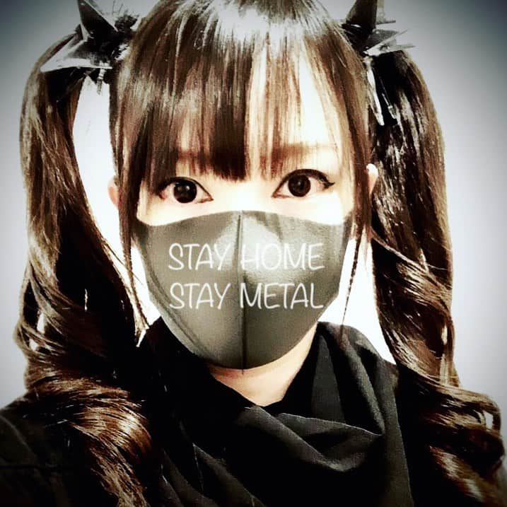 紗々さんのインスタグラム写真 - (紗々Instagram)「STAYHOME‼️STAYMETAL🦊‼️ *  Put your masks on‼️ * 先日のYouTubeLIVE配信が楽しみすぎてご本人達の写真をオマージュさせていただき自撮りしました。巻きつけている布はワンピースです← * #babymetal #stayhome #staymetal #selfie #cosplay #japanesegirl #instagram」4月14日 21時53分 - 03sasa03