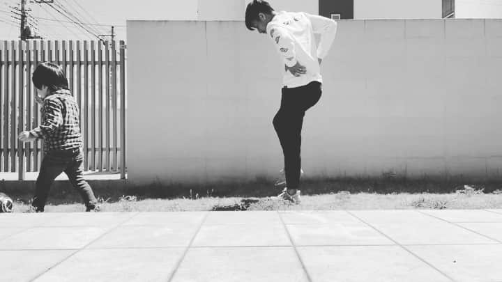 松田力のインスタグラム：「庭で子どもとサッカー⚽️ #stayhome #stayhomestaysafe #コロナウイルスが早く終息しますように」