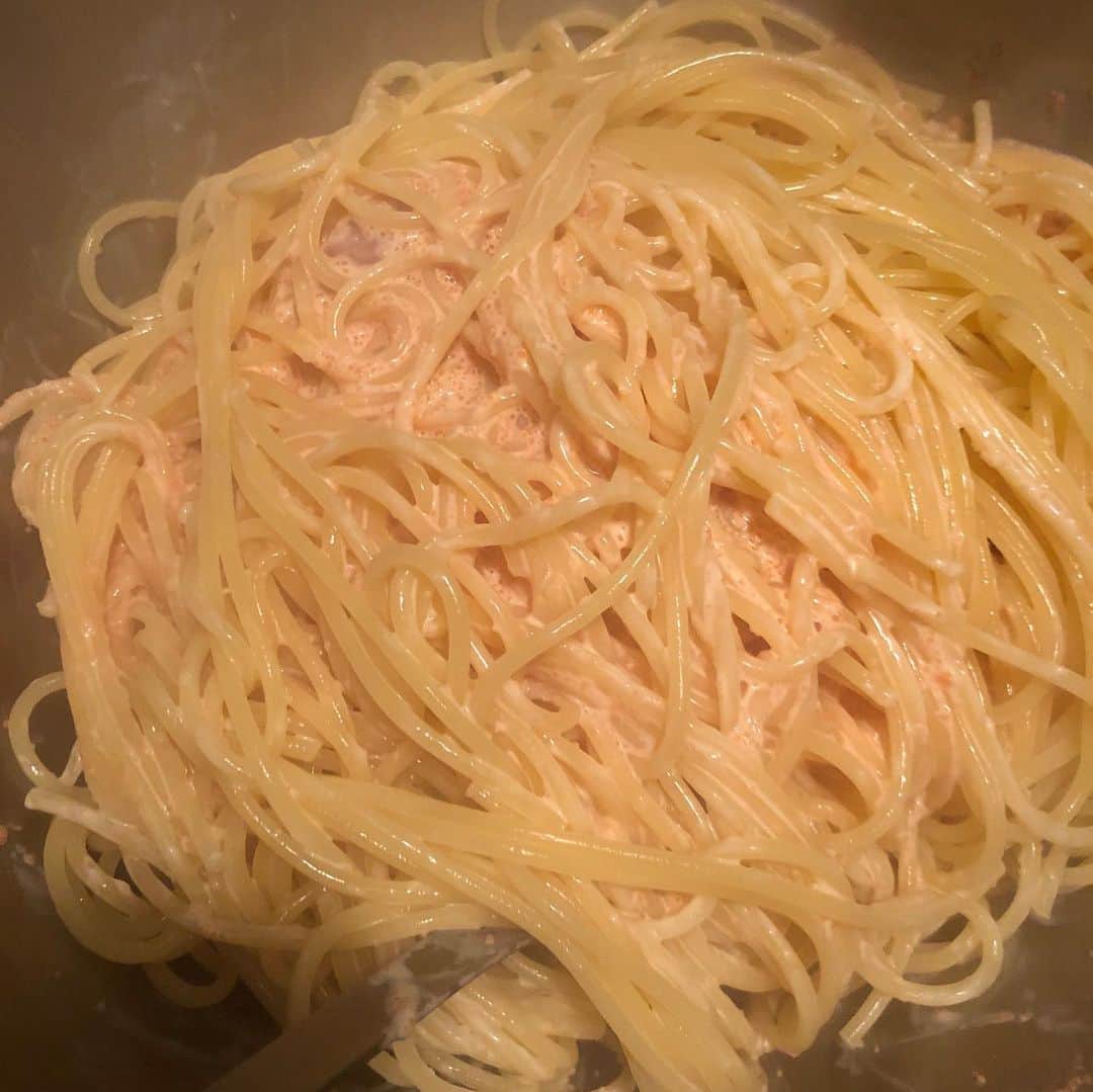 職人.comさんのインスタグラム写真 - (職人.comInstagram)「夜遅くまで仕事をしたので手早く晩ご飯を作りたいと思いました。そこでタモリさんのたらこパスタを思い出し、ネットで調べてクッキング開始。茹でている間に柳宗理のステンレスボール23cmに、たらこ、マヨネーズ、バター、白ワインを入れて、茹で上がったスパゲティを和えるだけ。conteのやくさじ15mlで、計るのも混ぜるのもこれ一つ。大変美味しく、400gではなく500gにすれば良かったと思いました（笑）。皆様もぜひお試しくださいませ。  柳宗理　ステンレスボール https://www.shokunin.com/jp/yanagisori/bowl.html conte　やくさじ https://www.shokunin.com/jp/conte/yakusaji.html レシピ https://tamosan-recipe.hatenablog.com/entry/tarako-spaghetti @shokunincom  #職人ドットコム #日本 #conte #contetsubame #コンテやくさじ #やくさじコンテ #一菱金属 #やくさじ #暮らしの道具 #暮らしを楽しむ #モノづくり #ものづくり #工芸品 #民芸 #民藝 #民芸品 #手工芸 #豊かな食卓 #キッチングラム #手作りのある暮らし #器のある暮らし #焼き物 #日本🇯🇵 #たらこパスタ #たらこスパゲティ #タモさんレシピ #柳宗理 #ステンレスボール #ステンレスボウル #タモリさんレシピ」4月14日 22時01分 - shokunincom