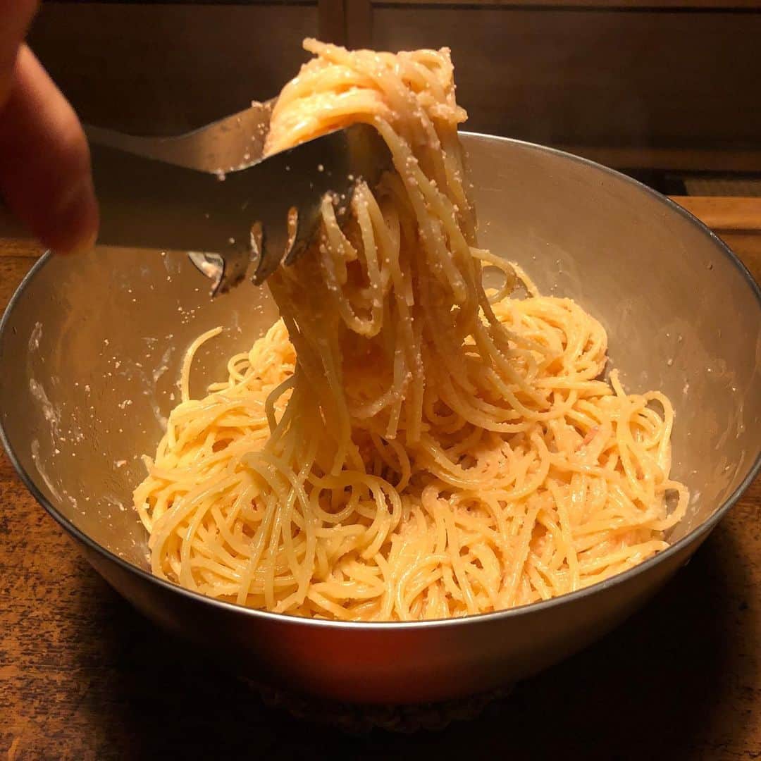 職人.comさんのインスタグラム写真 - (職人.comInstagram)「夜遅くまで仕事をしたので手早く晩ご飯を作りたいと思いました。そこでタモリさんのたらこパスタを思い出し、ネットで調べてクッキング開始。茹でている間に柳宗理のステンレスボール23cmに、たらこ、マヨネーズ、バター、白ワインを入れて、茹で上がったスパゲティを和えるだけ。conteのやくさじ15mlで、計るのも混ぜるのもこれ一つ。大変美味しく、400gではなく500gにすれば良かったと思いました（笑）。皆様もぜひお試しくださいませ。  柳宗理　ステンレスボール https://www.shokunin.com/jp/yanagisori/bowl.html conte　やくさじ https://www.shokunin.com/jp/conte/yakusaji.html レシピ https://tamosan-recipe.hatenablog.com/entry/tarako-spaghetti @shokunincom  #職人ドットコム #日本 #conte #contetsubame #コンテやくさじ #やくさじコンテ #一菱金属 #やくさじ #暮らしの道具 #暮らしを楽しむ #モノづくり #ものづくり #工芸品 #民芸 #民藝 #民芸品 #手工芸 #豊かな食卓 #キッチングラム #手作りのある暮らし #器のある暮らし #焼き物 #日本🇯🇵 #たらこパスタ #たらこスパゲティ #タモさんレシピ #柳宗理 #ステンレスボール #ステンレスボウル #タモリさんレシピ」4月14日 22時01分 - shokunincom