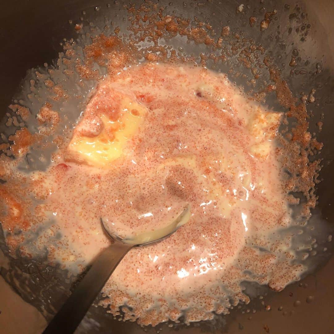職人.comさんのインスタグラム写真 - (職人.comInstagram)「夜遅くまで仕事をしたので手早く晩ご飯を作りたいと思いました。そこでタモリさんのたらこパスタを思い出し、ネットで調べてクッキング開始。茹でている間に柳宗理のステンレスボール23cmに、たらこ、マヨネーズ、バター、白ワインを入れて、茹で上がったスパゲティを和えるだけ。conteのやくさじ15mlで、計るのも混ぜるのもこれ一つ。大変美味しく、400gではなく500gにすれば良かったと思いました（笑）。皆様もぜひお試しくださいませ。  柳宗理　ステンレスボール https://www.shokunin.com/jp/yanagisori/bowl.html conte　やくさじ https://www.shokunin.com/jp/conte/yakusaji.html レシピ https://tamosan-recipe.hatenablog.com/entry/tarako-spaghetti @shokunincom  #職人ドットコム #日本 #conte #contetsubame #コンテやくさじ #やくさじコンテ #一菱金属 #やくさじ #暮らしの道具 #暮らしを楽しむ #モノづくり #ものづくり #工芸品 #民芸 #民藝 #民芸品 #手工芸 #豊かな食卓 #キッチングラム #手作りのある暮らし #器のある暮らし #焼き物 #日本🇯🇵 #たらこパスタ #たらこスパゲティ #タモさんレシピ #柳宗理 #ステンレスボール #ステンレスボウル #タモリさんレシピ」4月14日 22時01分 - shokunincom