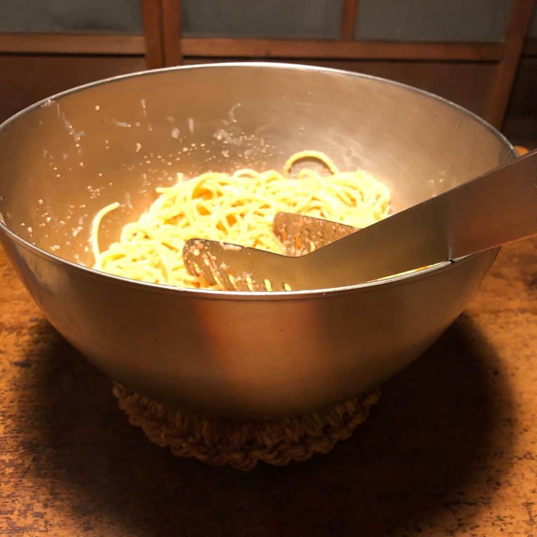 職人.comさんのインスタグラム写真 - (職人.comInstagram)「夜遅くまで仕事をしたので手早く晩ご飯を作りたいと思いました。そこでタモリさんのたらこパスタを思い出し、ネットで調べてクッキング開始。茹でている間に柳宗理のステンレスボール23cmに、たらこ、マヨネーズ、バター、白ワインを入れて、茹で上がったスパゲティを和えるだけ。conteのやくさじ15mlで、計るのも混ぜるのもこれ一つ。大変美味しく、400gではなく500gにすれば良かったと思いました（笑）。皆様もぜひお試しくださいませ。  柳宗理　ステンレスボール https://www.shokunin.com/jp/yanagisori/bowl.html conte　やくさじ https://www.shokunin.com/jp/conte/yakusaji.html レシピ https://tamosan-recipe.hatenablog.com/entry/tarako-spaghetti @shokunincom  #職人ドットコム #日本 #conte #contetsubame #コンテやくさじ #やくさじコンテ #一菱金属 #やくさじ #暮らしの道具 #暮らしを楽しむ #モノづくり #ものづくり #工芸品 #民芸 #民藝 #民芸品 #手工芸 #豊かな食卓 #キッチングラム #手作りのある暮らし #器のある暮らし #焼き物 #日本🇯🇵 #たらこパスタ #たらこスパゲティ #タモさんレシピ #柳宗理 #ステンレスボール #ステンレスボウル #タモリさんレシピ」4月14日 22時01分 - shokunincom