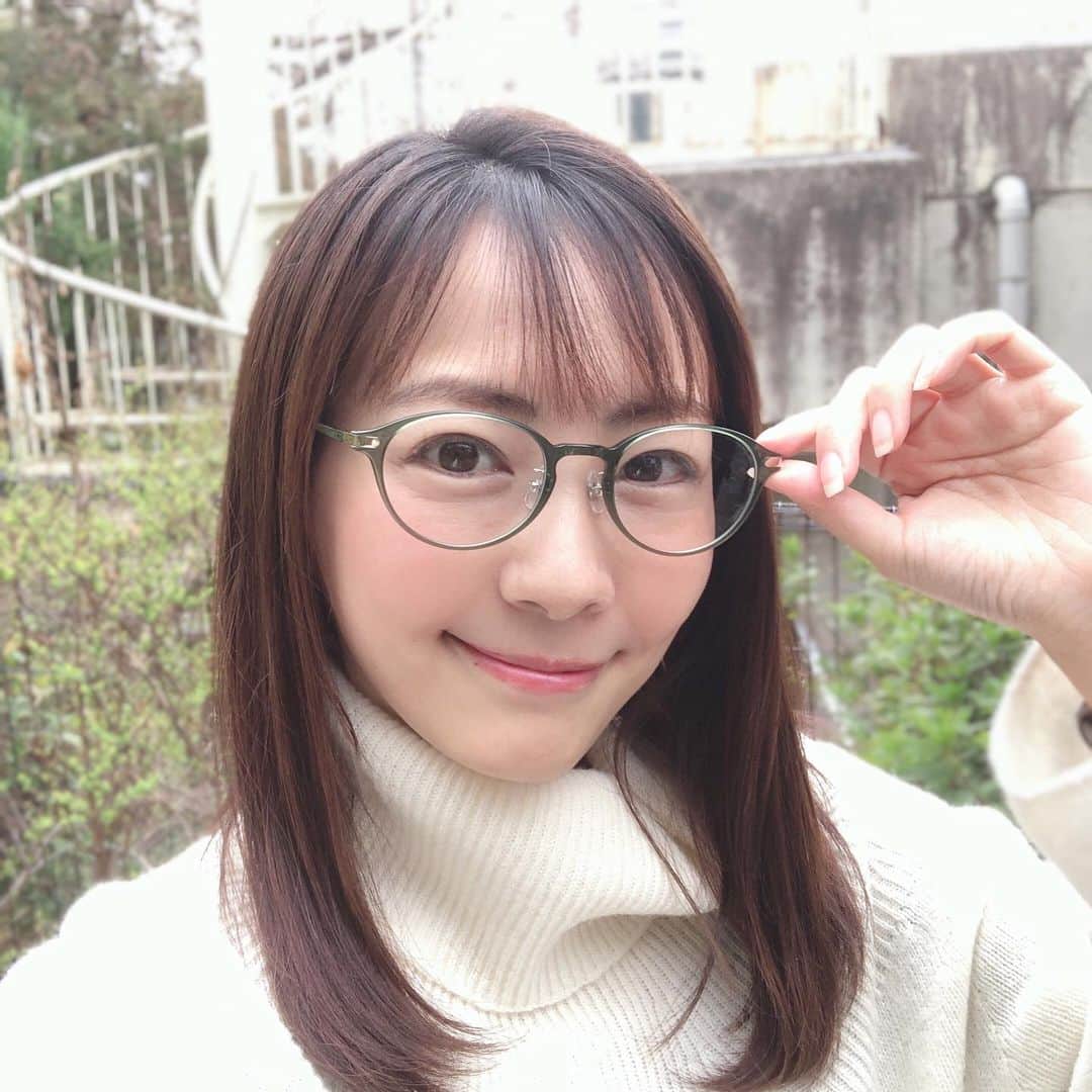 うえむらちかのインスタグラム：「新型コロナウイルスの予防対策に﻿ ﻿ マスクだけじゃなく #眼鏡 も👓✨﻿ ﻿ 前から、みんなマスクはしっかりつけるのに﻿ 目の保護は出来てないと話題になっていましたよね🤔﻿ ﻿ もちろんマスク同様、隙間から侵入してくるものは防げないので完全ではないけれど、かけるだけで飛入をある程度は抑えることができるんです😷﻿ ﻿ 花粉症も普通の眼鏡をかけるだけで、1／3まで減らすことができるので﻿ この時期は #伊達眼鏡 をしてみるのも良いかもしれませんね♬﻿ ﻿ 眼鏡やマスクに触れた手で目をこすってしまうと、かえって感染のリスクを高める可能性もあることに注意してくださいね☝️﻿ ﻿ ﻿ #コロナに負けるな﻿ #新型コロナウイルス対策  #眼鏡女子 #メガネ女子 #メガネ #眼鏡好き #眼鏡好きな人と繋がりたい」